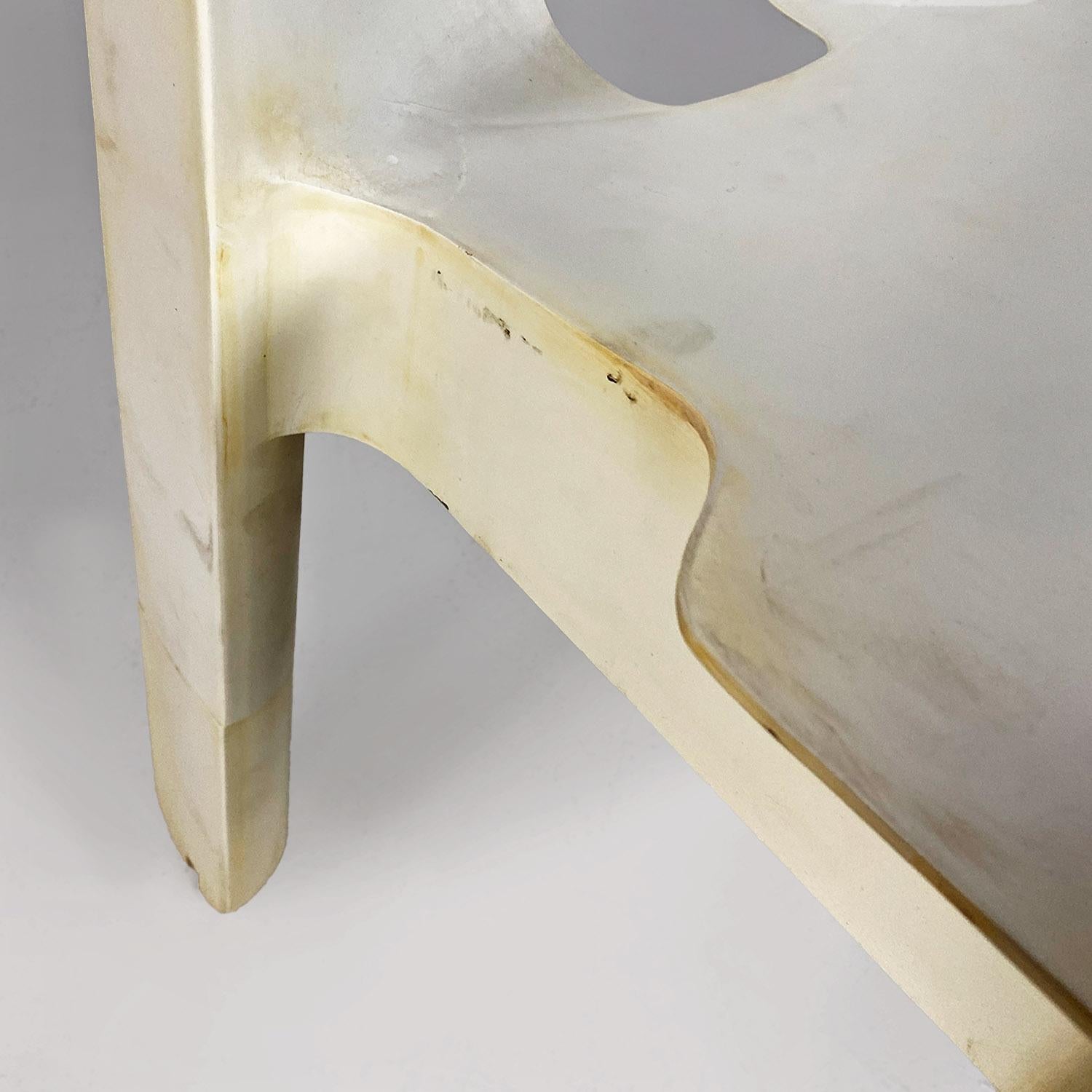Italian modern white plastic 860 Universale Chairs, Joe Colombo, Kartell, 1970s For Sale 4