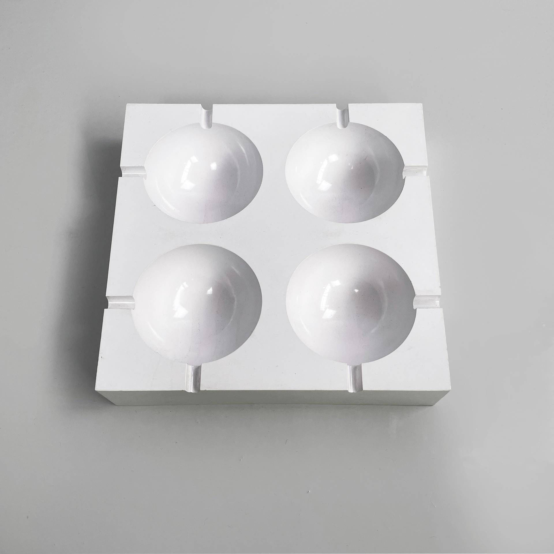 Moderno Italian modern white plastic ashtray by Giorgio Soavi for Olivetti, 1960s in vendita