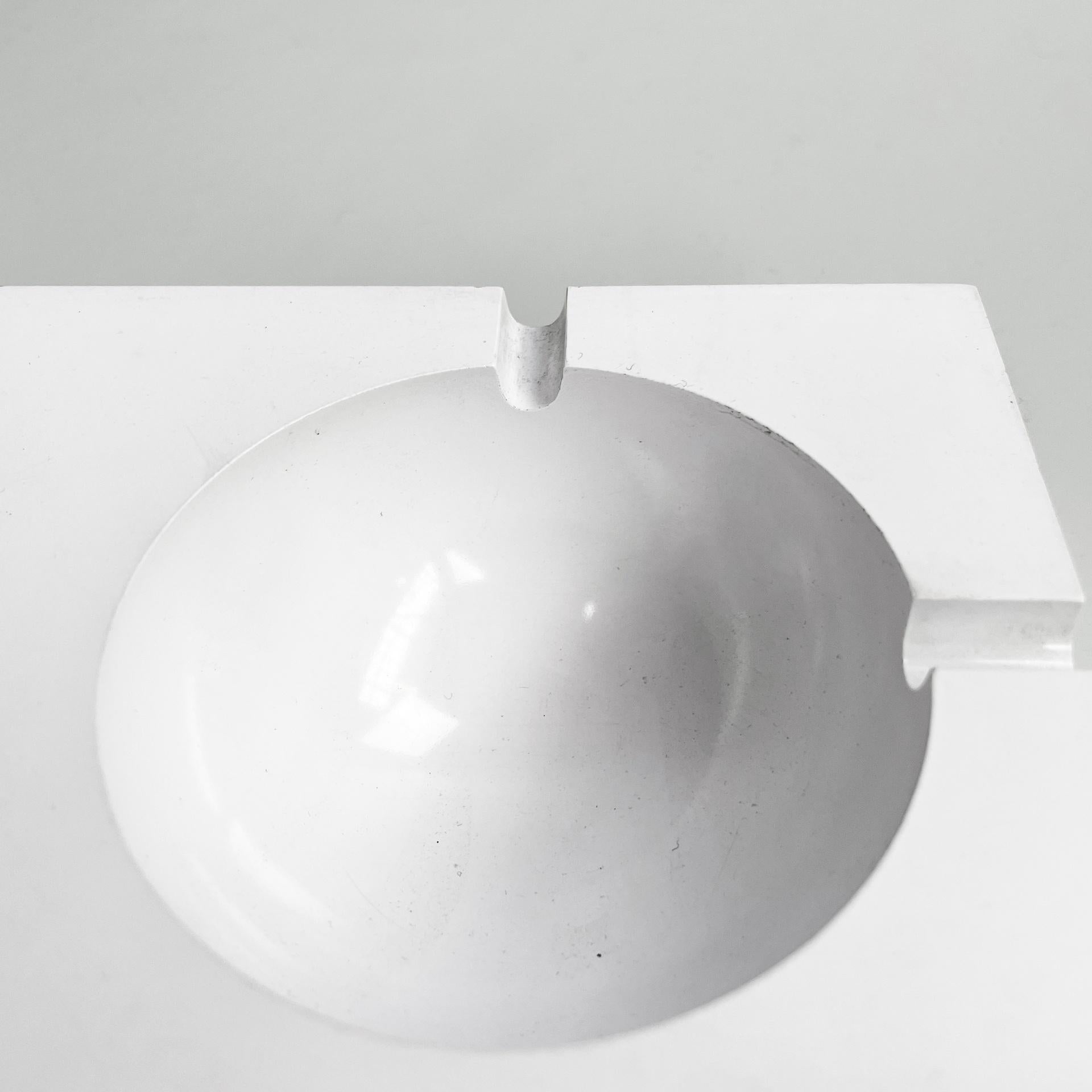 Italian modern white plastic ashtray by Giorgio Soavi for Olivetti, 1960s In condizioni buone in vendita a MIlano, IT
