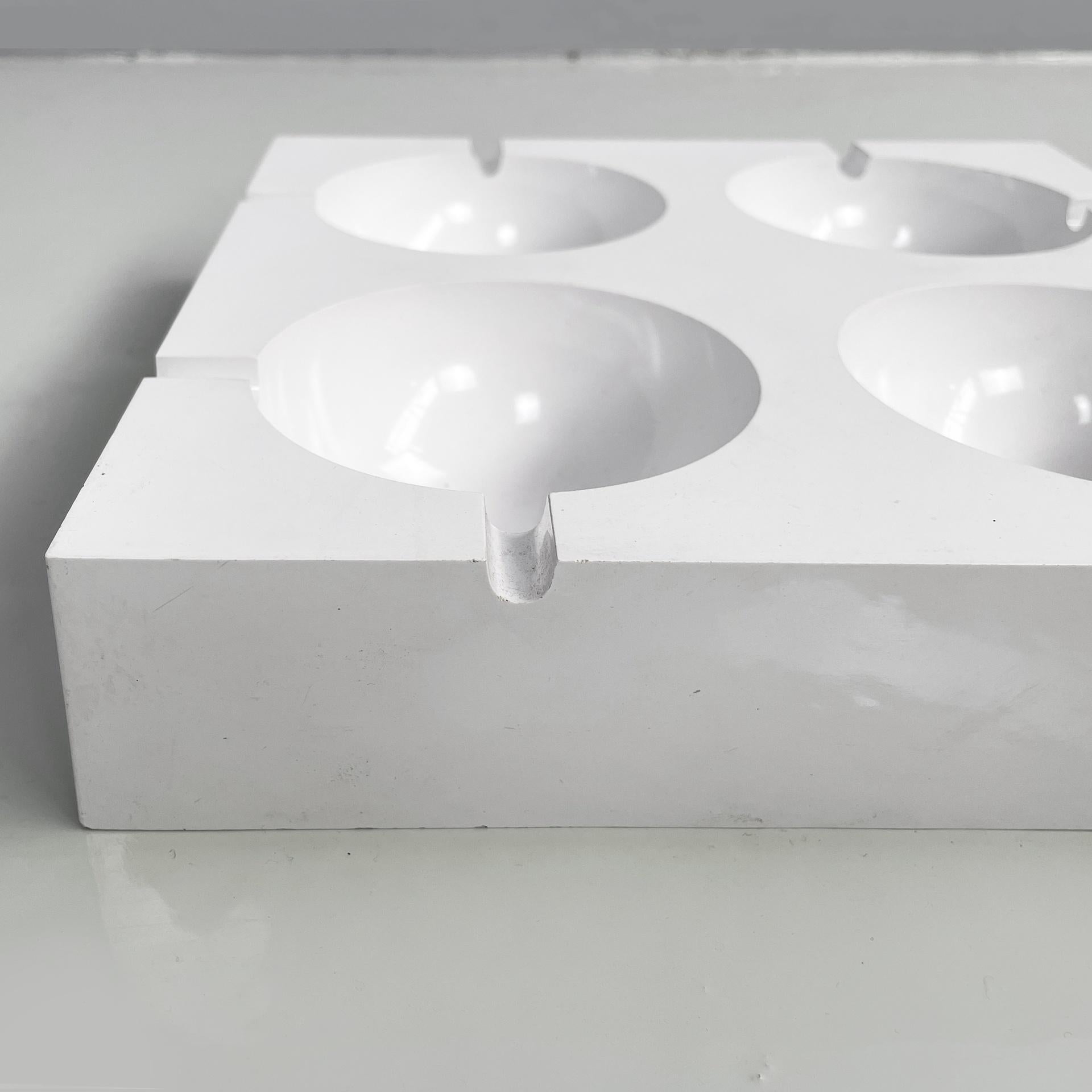 Italian modern white plastic ashtray by Giorgio Soavi for Olivetti, 1960s in vendita 1