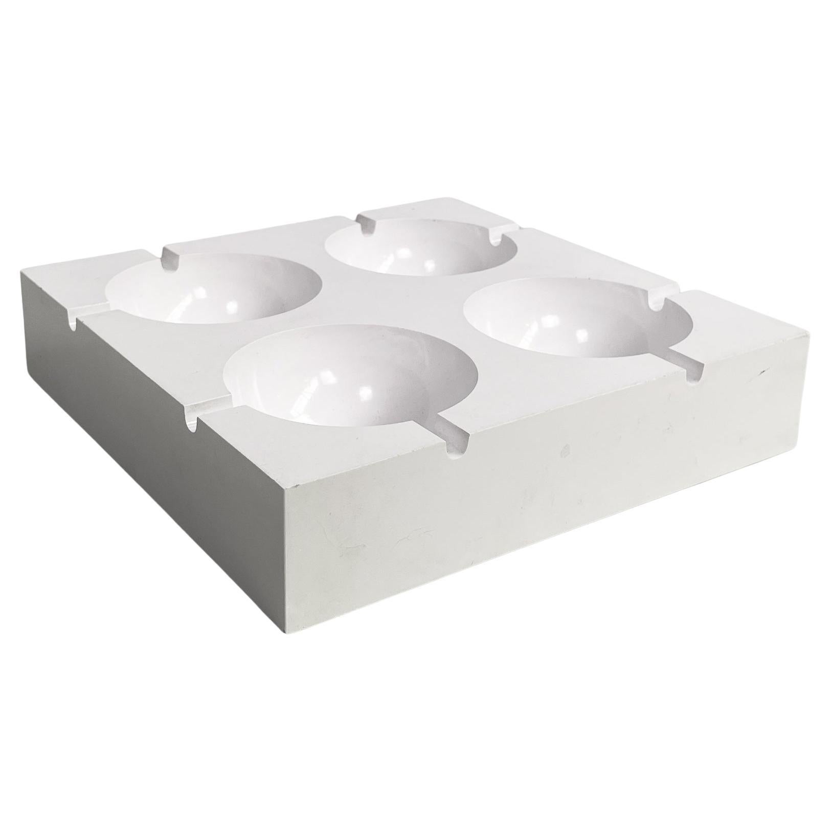 Italian modern white plastic ashtray by Giorgio Soavi for Olivetti, 1960s in vendita