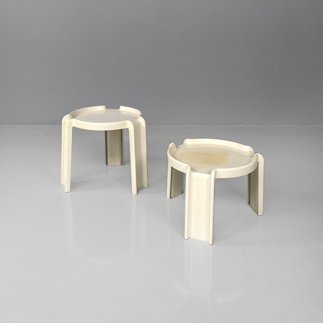 Italian modern white plastic coffee tables by Giotto Stoppino for Kartell, 1970s
Pair of coffee tables mod. 4905 round stackables. The structures are entirely in white plastic, the circumference of the top and on the three legs have raised and