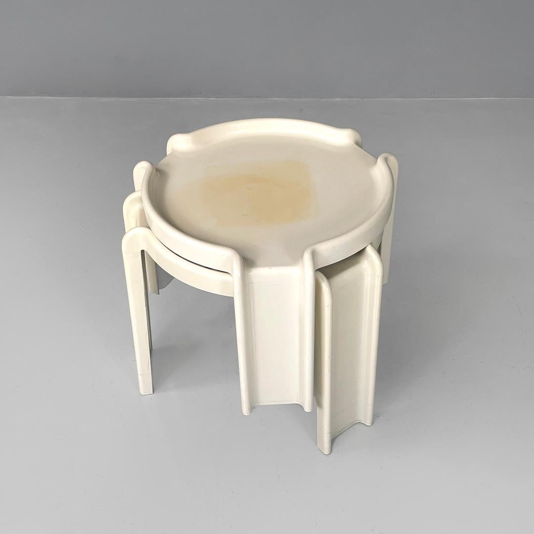 Italian modern white plastic coffee tables by Giotto Stoppino for Kartell, 1970s In Fair Condition For Sale In MIlano, IT