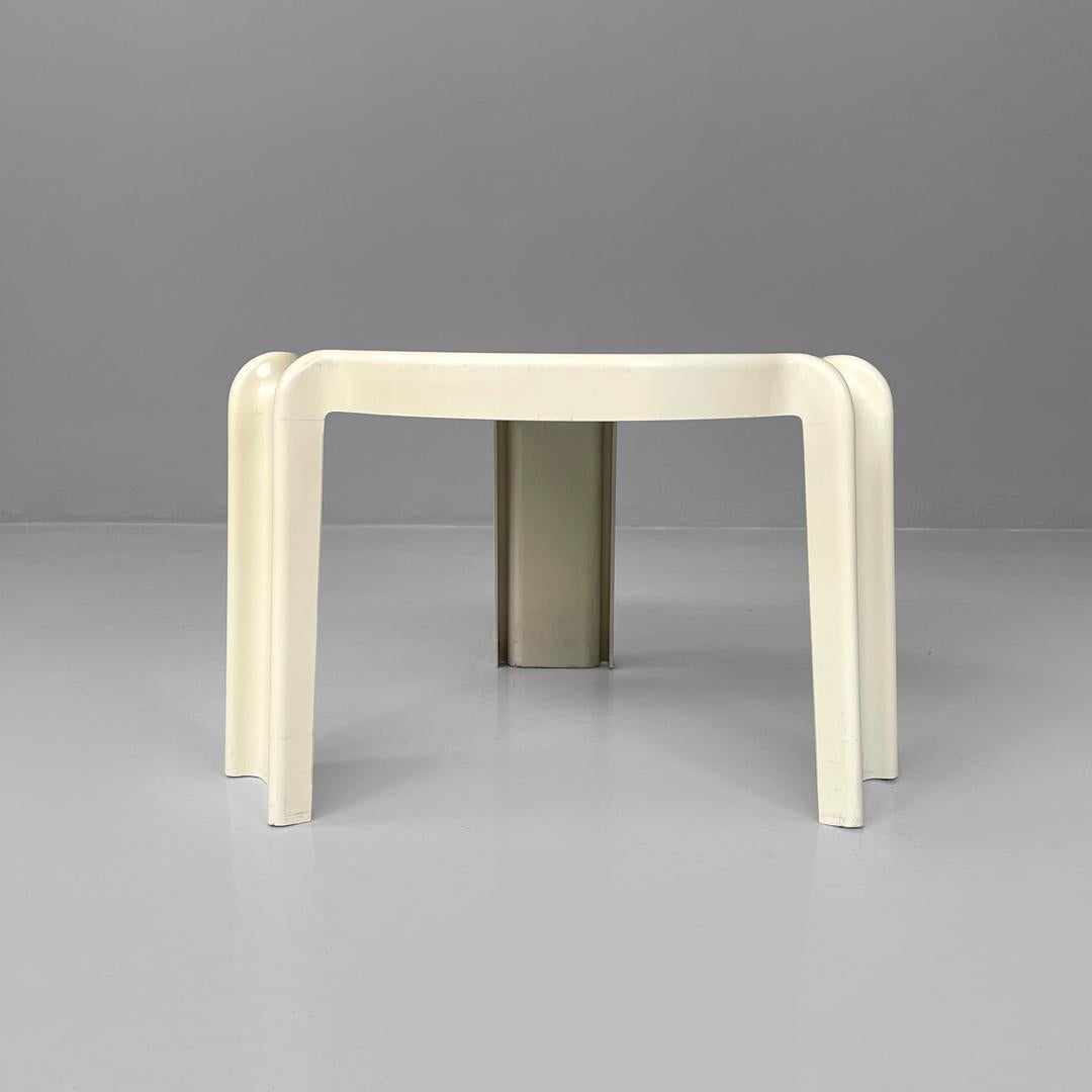 Italian modern white plastic coffee tables by Giotto Stoppino for Kartell, 1970s For Sale 1