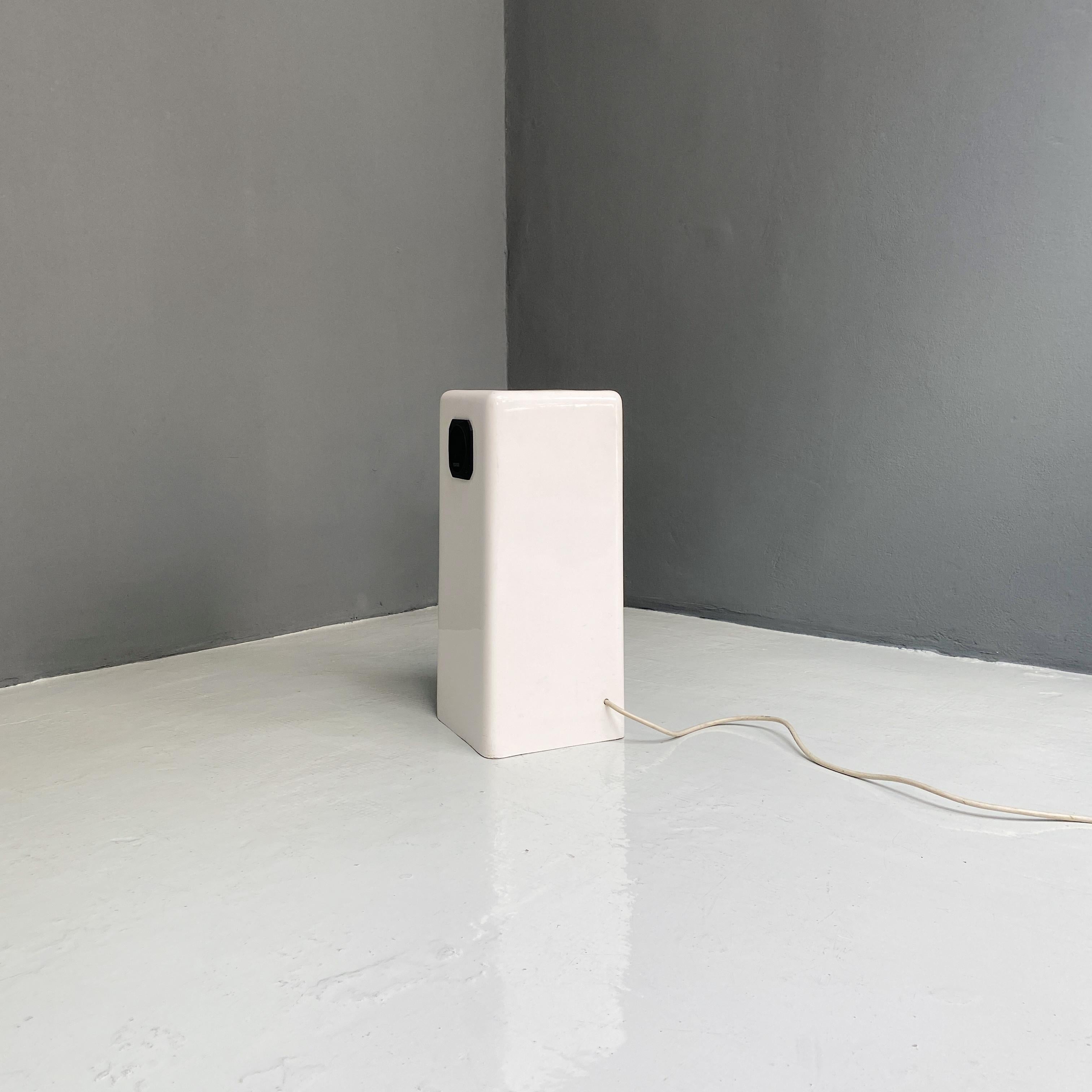 Italienisches modernes weißes Säulenradio aus Kunststoff, 1990er Jahre (Moderne der Mitte des Jahrhunderts) im Angebot