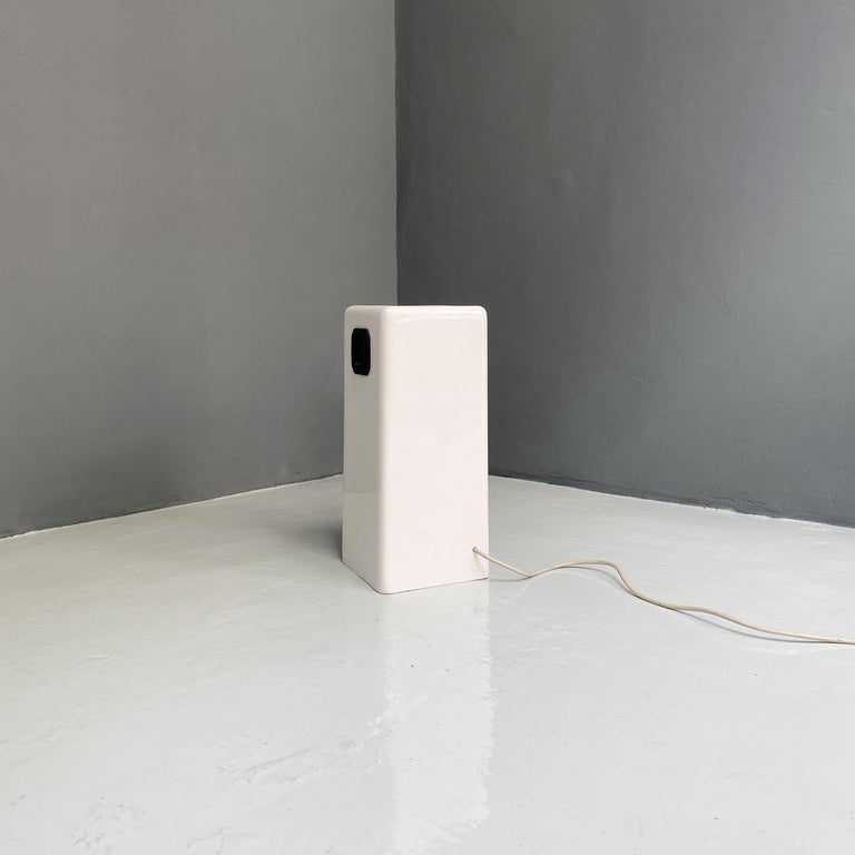 Mid-Century Modern Italian Modern White Plastic Column Radio, 1990s For Sale
