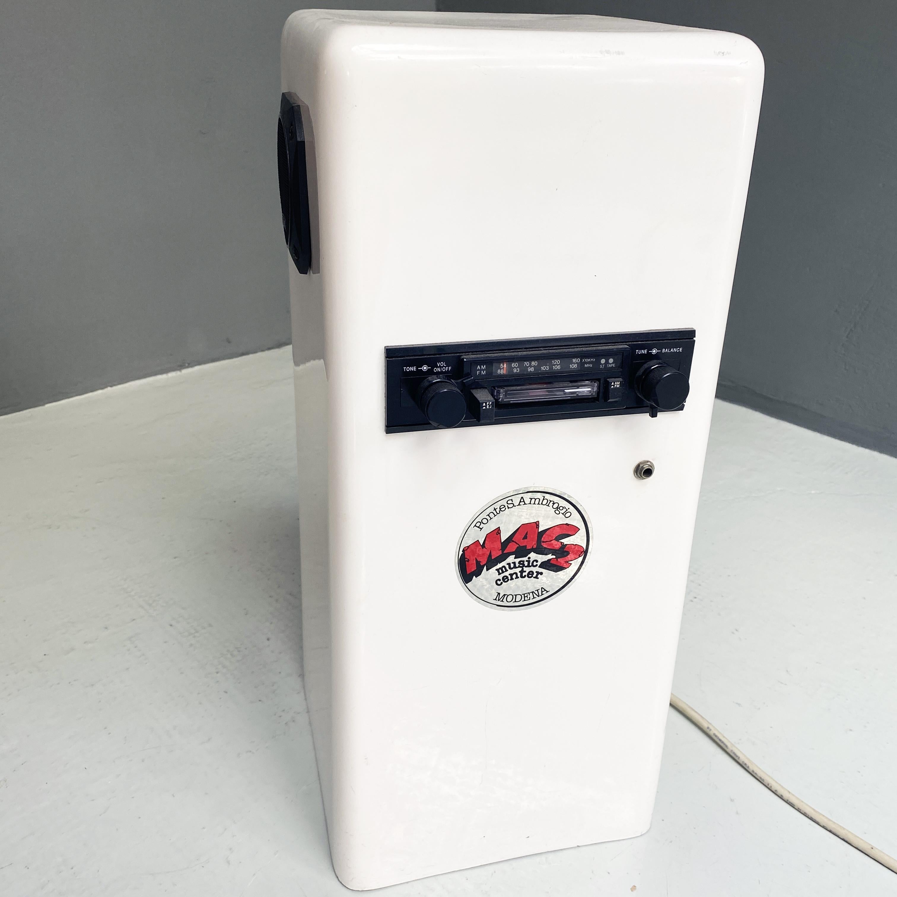 Italienisches modernes weißes Säulenradio aus Kunststoff, 1990er Jahre im Angebot 1
