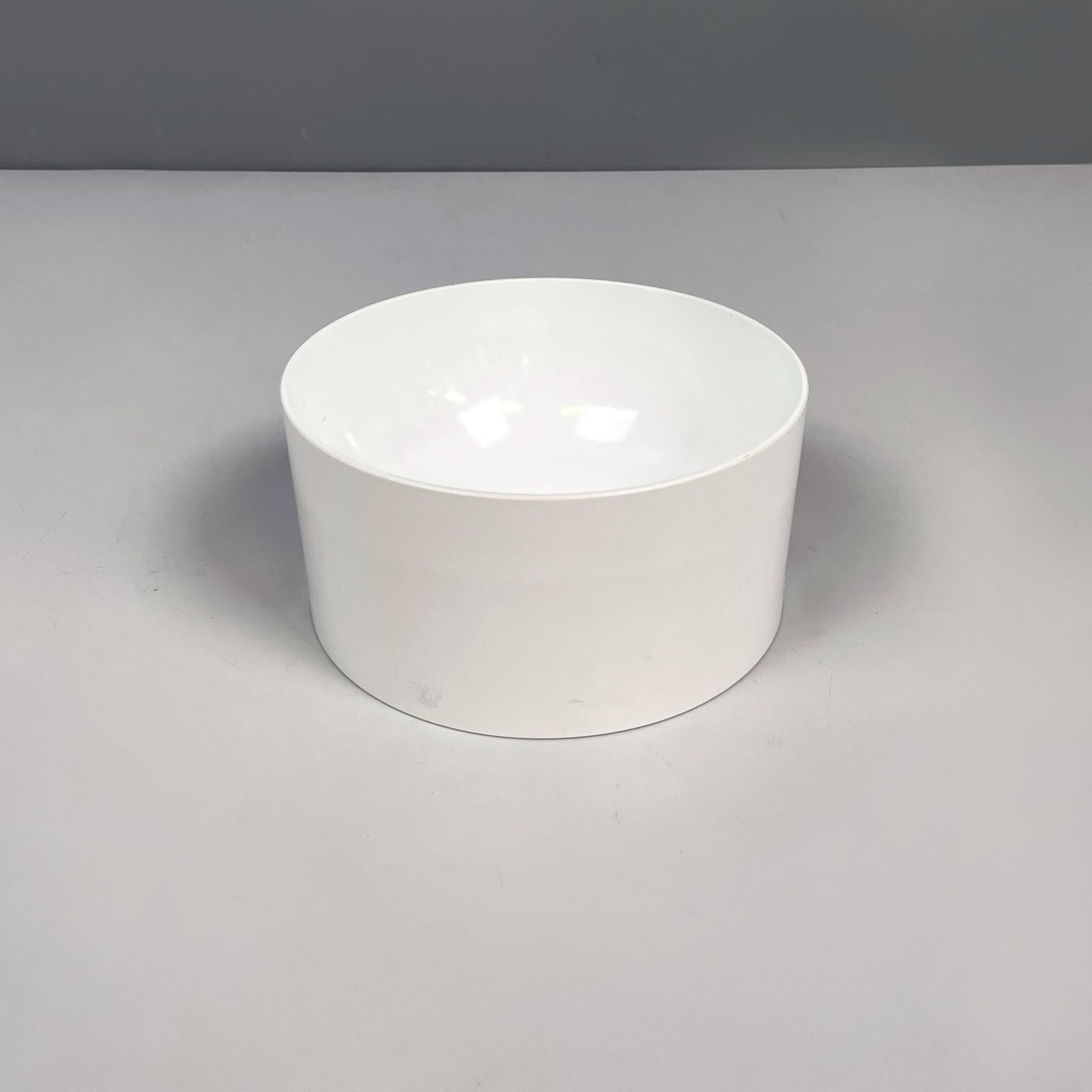 Italienische Moderne Space Age Zylindrische Schale aus weißem Kunststoff von Enzo Mari für Danese, 1970er Jahre
Zylindrische Schale aus weißem Glasfasergewebe. An den beiden Seiten hat es ein Paar runde Löcher. Er kann als Mittelstück, Obstschale