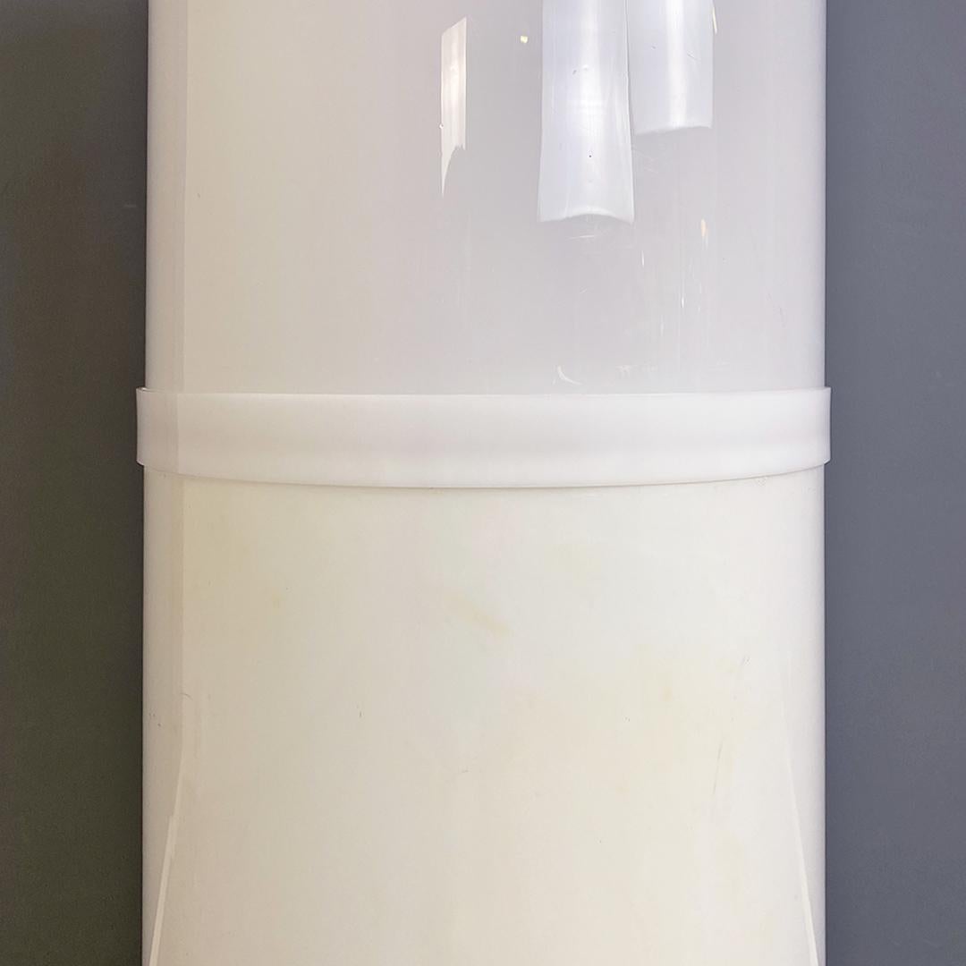 Italienische moderne Stehlampe aus weißem Kunststoff, 1970er Jahre im Angebot 3