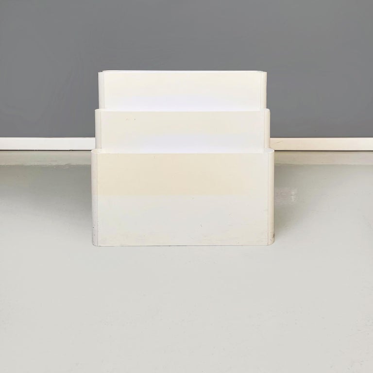 Italian Modern White Plastic Magazine Rack 4675 by Stoppino for Kartell