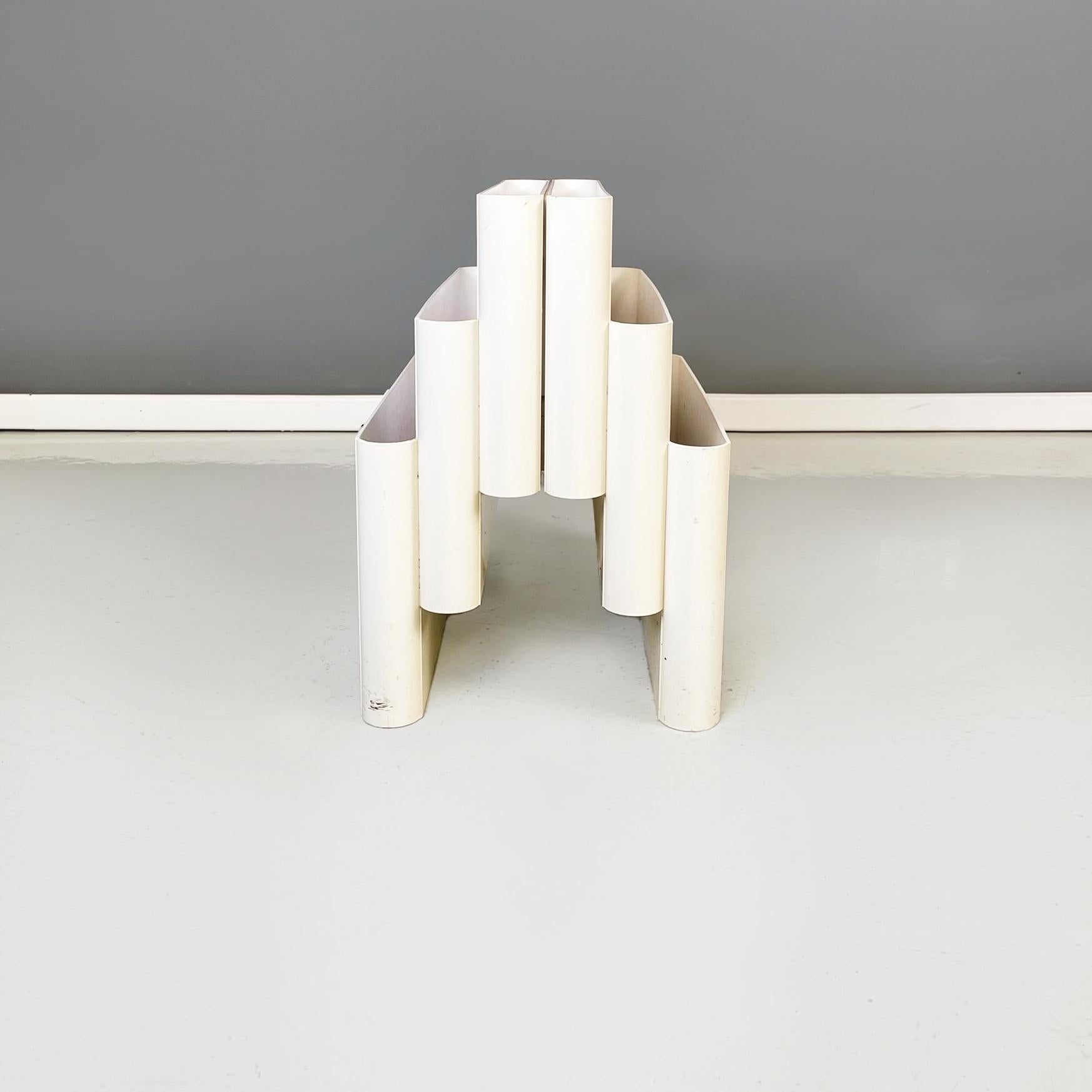 Italian Modern White Plastic Magazine Rack 4675 by Stoppino for Kartell, 1970s In Good Condition For Sale In MIlano, IT