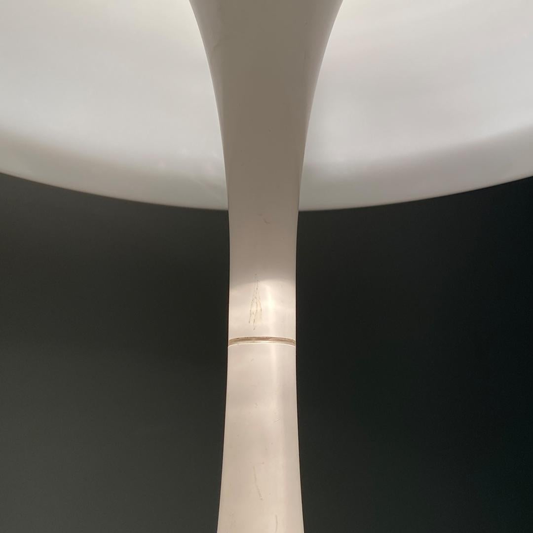 Moderne italienische Tischlampe Panthella von Verner Panton für Louis Poulsen, 1970er Jahre 10