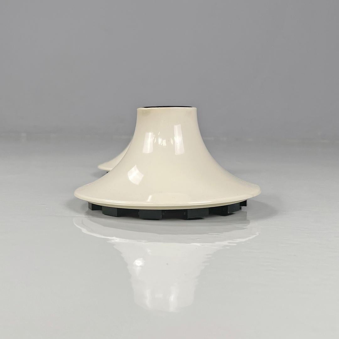 Italian modern white plastic wall lamps Teti Vico Magistretti for Artemide 1970s For Sale 5