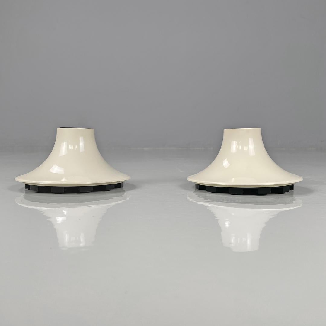 Modern Italian modern white plastic wall lamps Teti Vico Magistretti for Artemide 1970s For Sale