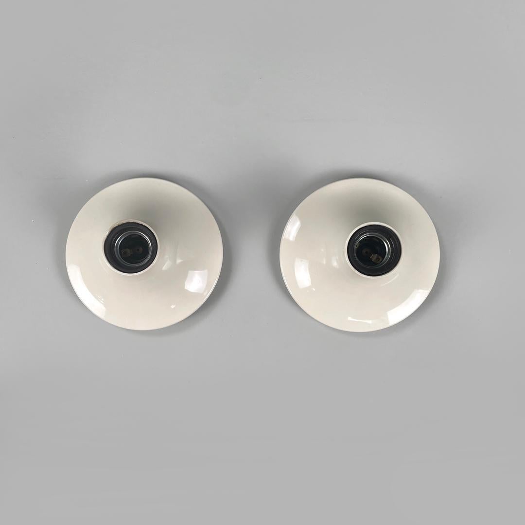 Italian modern white plastic wall lamps Teti Vico Magistretti for Artemide 1970s In Good Condition For Sale In MIlano, IT