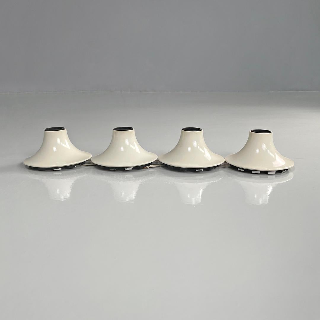 Italian modern white plastic wall lamps Teti Vico Magistretti for Artemide 1970s In Good Condition In MIlano, IT
