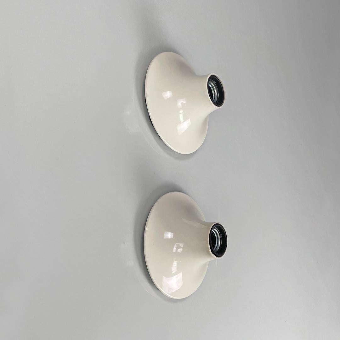 Late 20th Century Italian modern white plastic wall lamps Teti Vico Magistretti for Artemide 1970s For Sale
