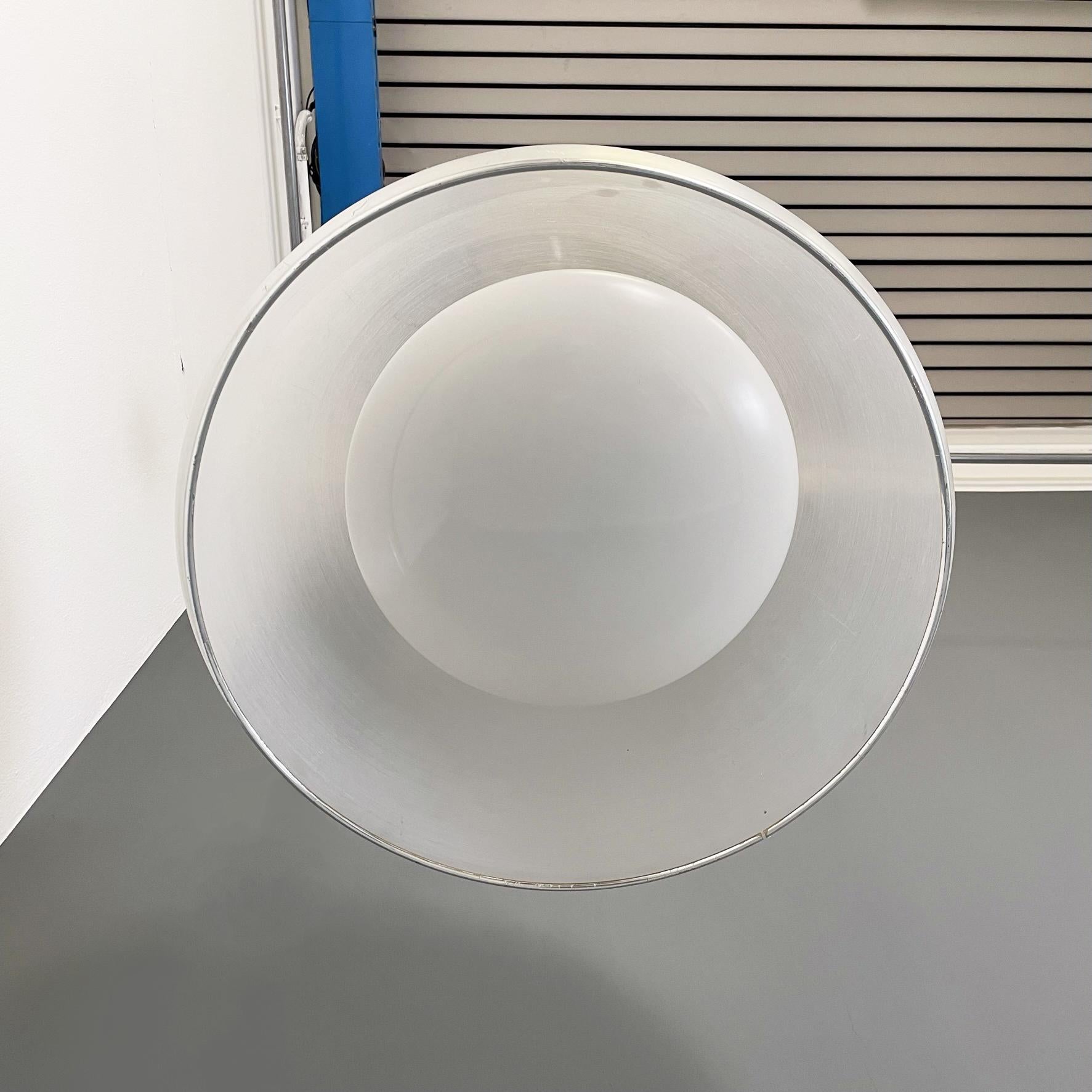 Italienischer moderner Kronleuchter in Form einer Kuppel aus weißem Plexiglas und Metall von Guzzini 1970er Jahre (Ende des 20. Jahrhunderts) im Angebot
