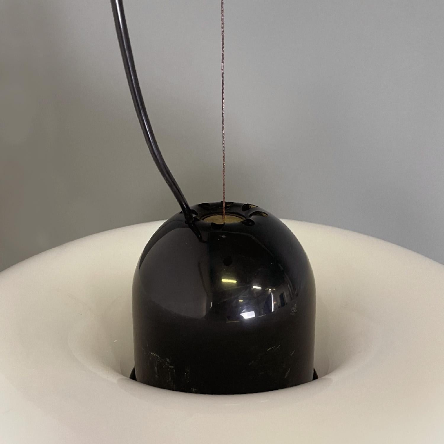 Lustre moderne italien en plexiglas blanc et noir par Harvey Guzzini, 1970 en vente 3