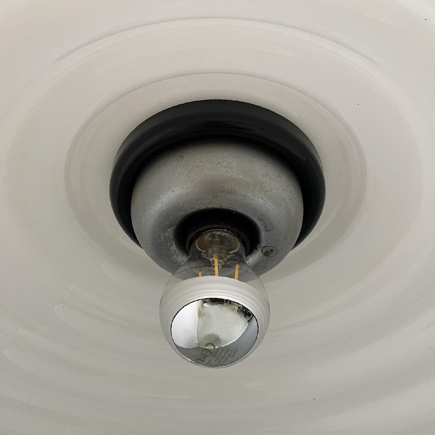 Lustre moderne italien en plexiglas blanc et noir par Harvey Guzzini, 1970 en vente 7