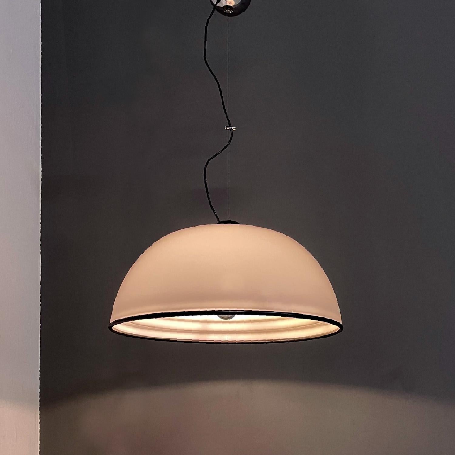Lustre moderne italien en plexiglas blanc avec détails noirs, 1970
Whiting avec abat-jour en forme de dôme en plexiglas blanc, avec profilé en plastique noir. L'intérieur de l'abat-jour présente une ondulation du plexiglas. Dans la partie supérieure