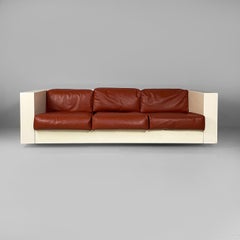 Italian modern white wood leather sofa Saratoga by Vignelli Poltronova 1980s