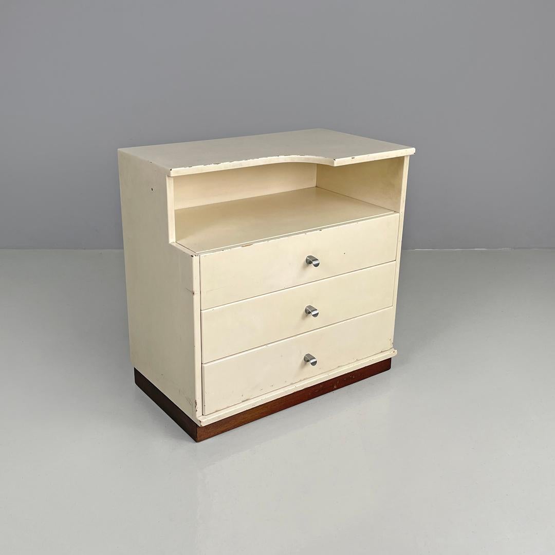 Italian modern white wooden bedside table with shaped top, 1980s In Fair Condition For Sale In MIlano, IT