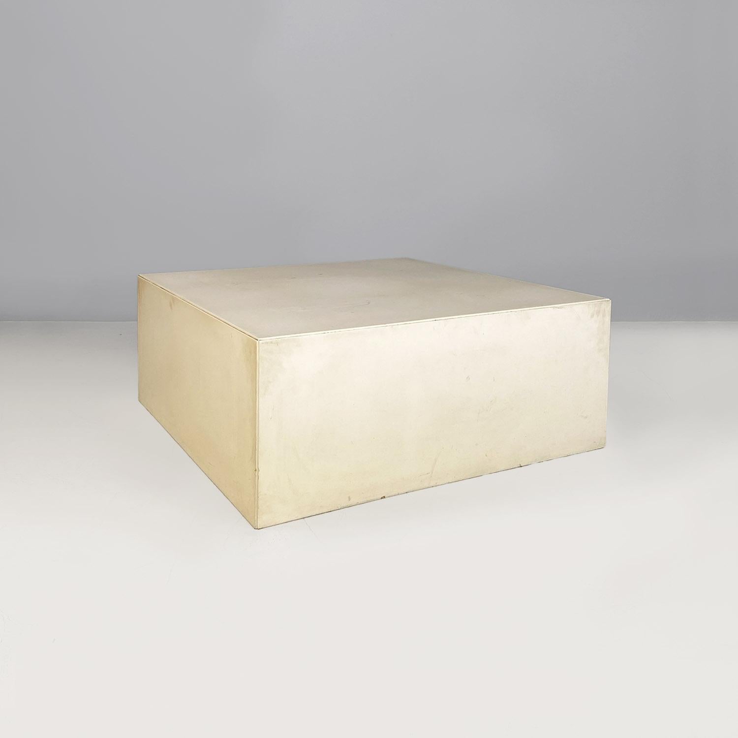 Guéridon ou table italien moderne en bois blanc de forme parallèle, 1970
Caisson en forme de parallélépipède, pouvant également servir de table basse, en bois peint en blanc.
1970 environ.
Bon état, signes d'âge et d'utilisation.
Dimensions en cm