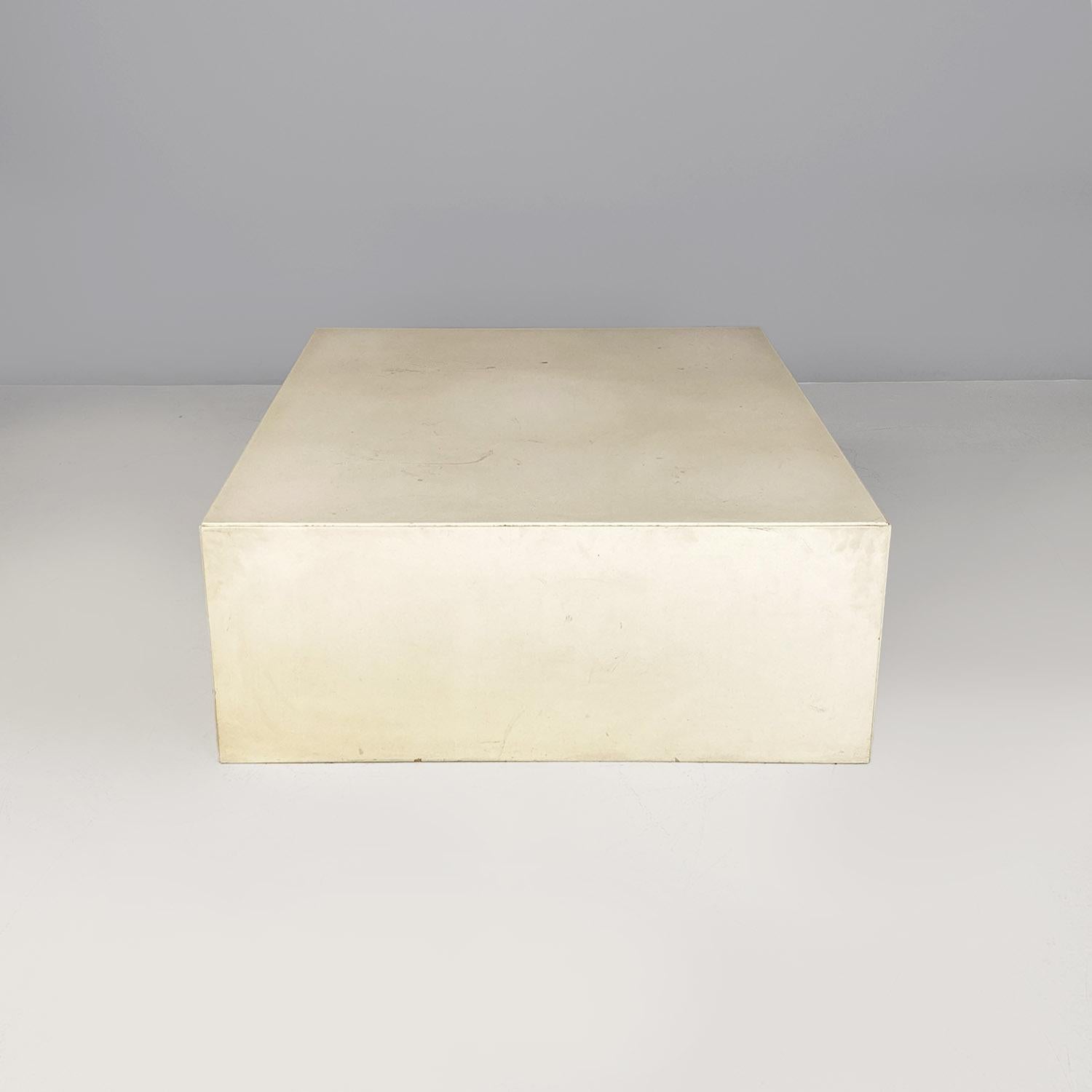 Mid-Century Modern Italian modern white wooden parallelepiped-shaped pedestal or table, 1970s For Sale