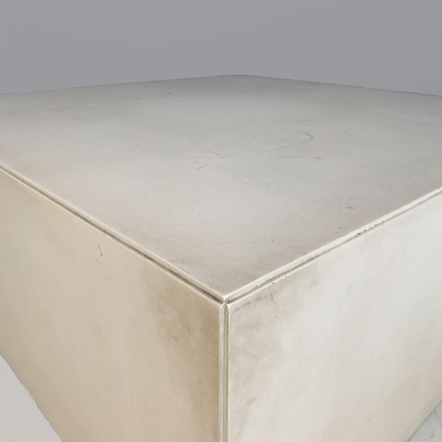Italian modern white wooden parallelepiped-shaped pedestal or table, 1970s For Sale 1