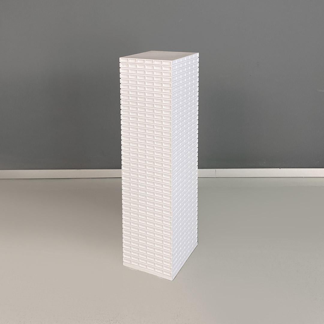 Italian modern white wooden skyscraper pedestal or display stand, 2000s In Good Condition For Sale In MIlano, IT