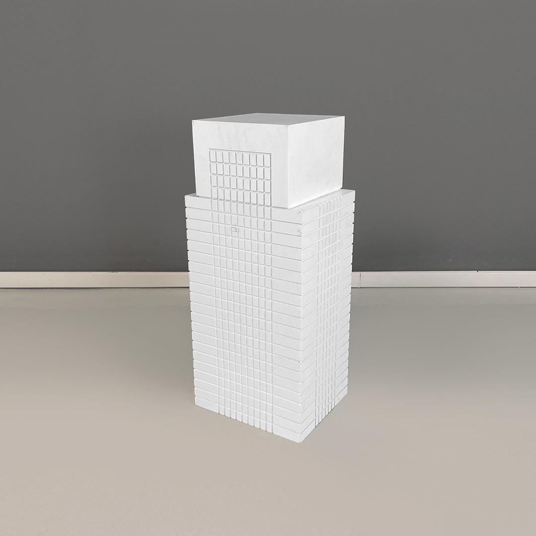 Italian modern white wooden skyscraper pedestal or display stand, 2000s In Good Condition For Sale In MIlano, IT