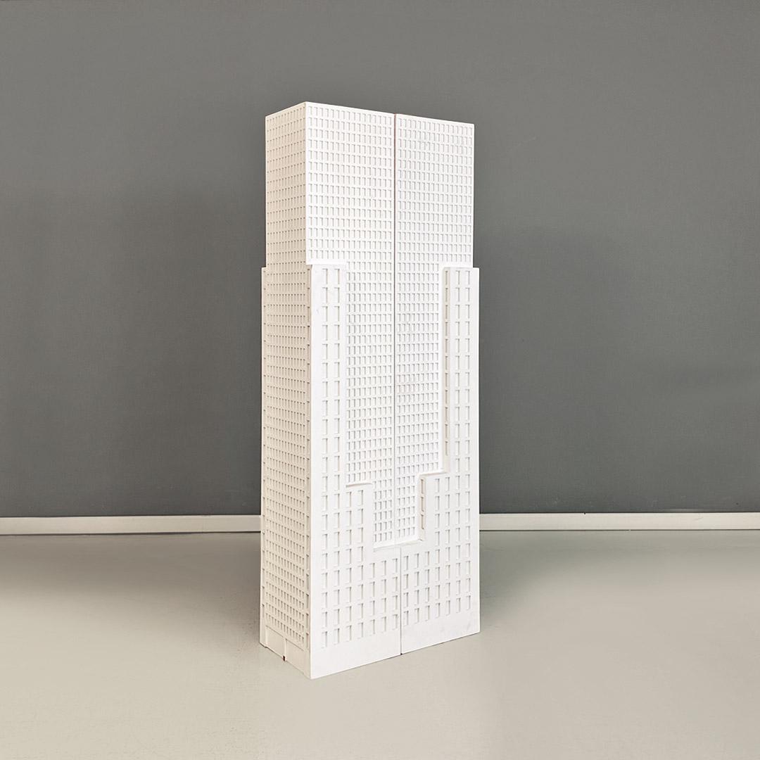 Italian modern white wooden skyscraper pedestals or display stands, 2000s In Good Condition For Sale In MIlano, IT