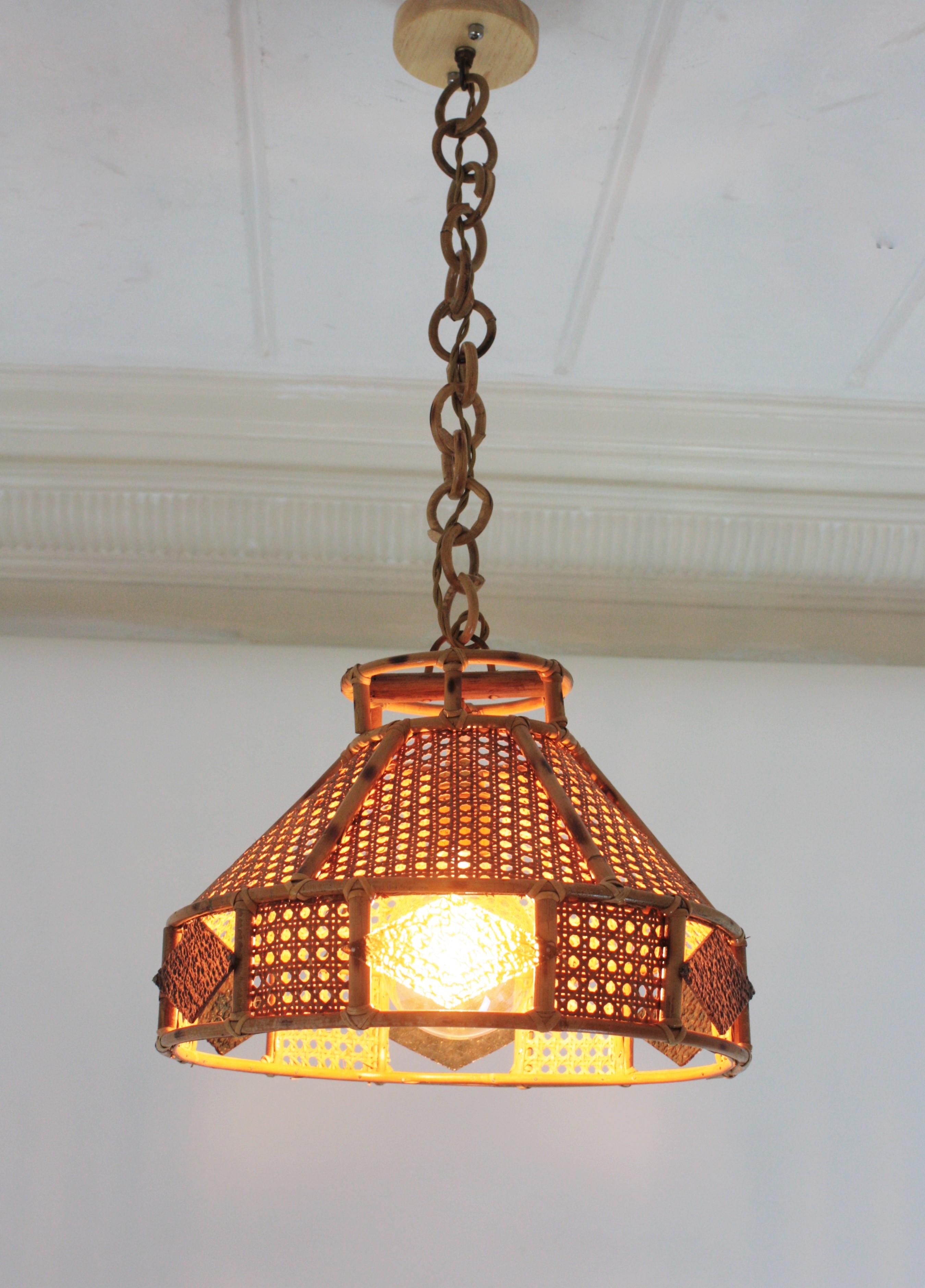 Moderne italienische Hängelampen aus Korbweidedraht und Rattan mit Glasakzent, Paar im Angebot 6
