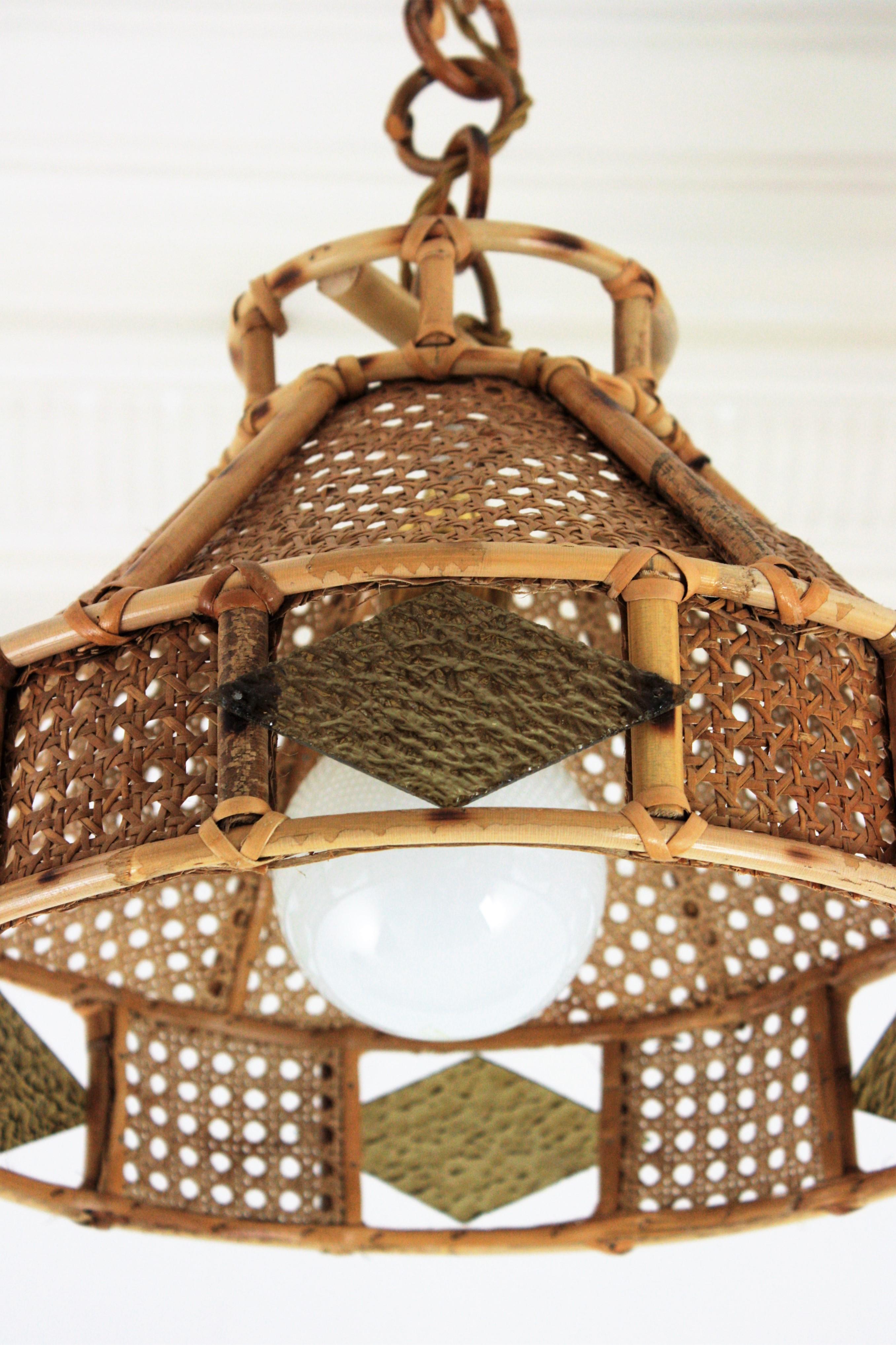 Moderne italienische Hängelampen aus Korbweidedraht und Rattan mit Glasakzent, Paar (Gewebt) im Angebot