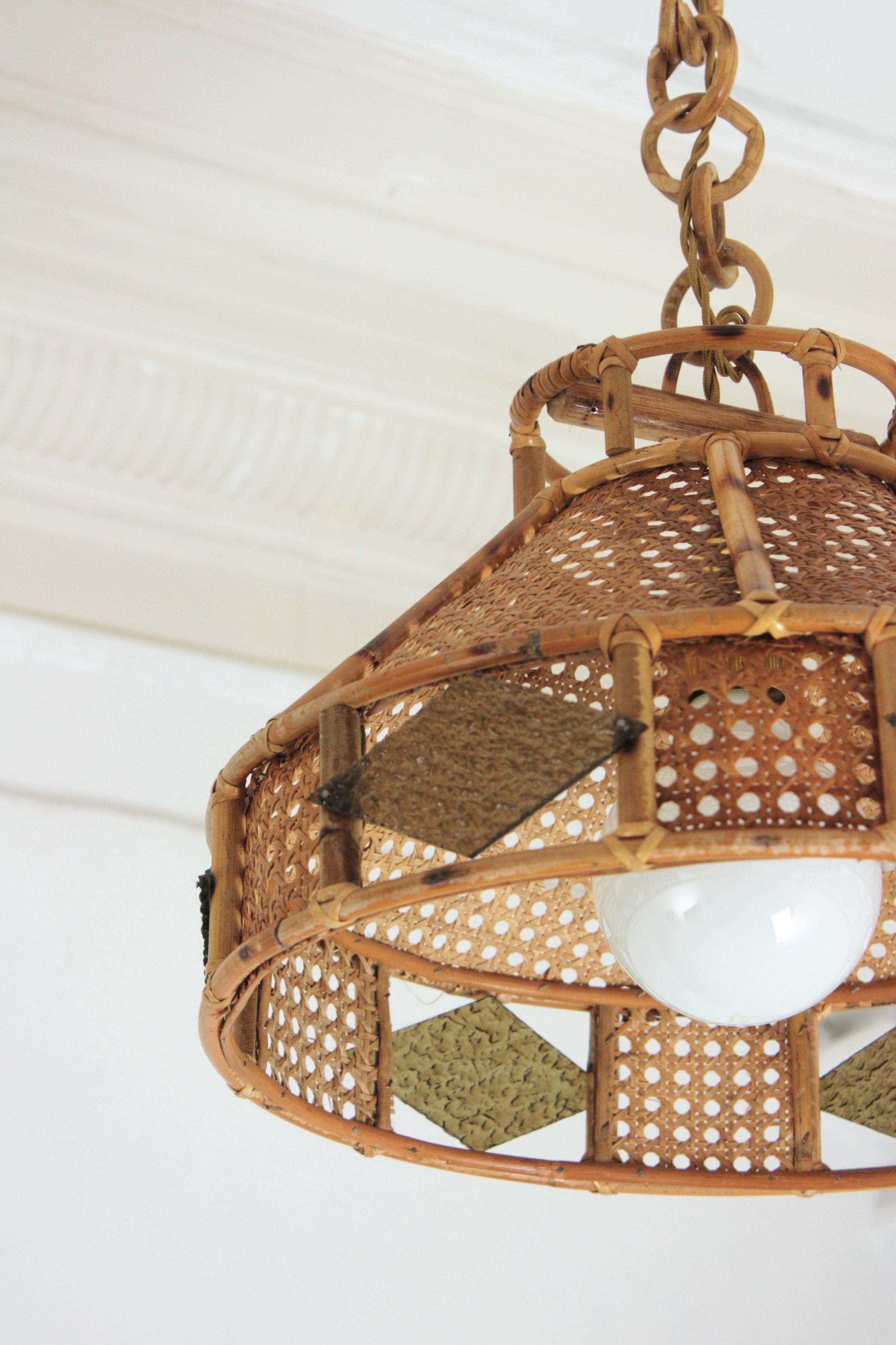 Moderne italienische Hängelampen aus Korbweidedraht und Rattan mit Glasakzent, Paar im Zustand „Gut“ im Angebot in Barcelona, ES