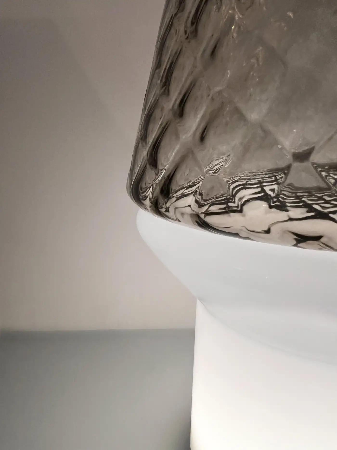 Lampe de bureau/vase de table italienne moderne en verre blanc et gris, à gradation câblée en vente 3