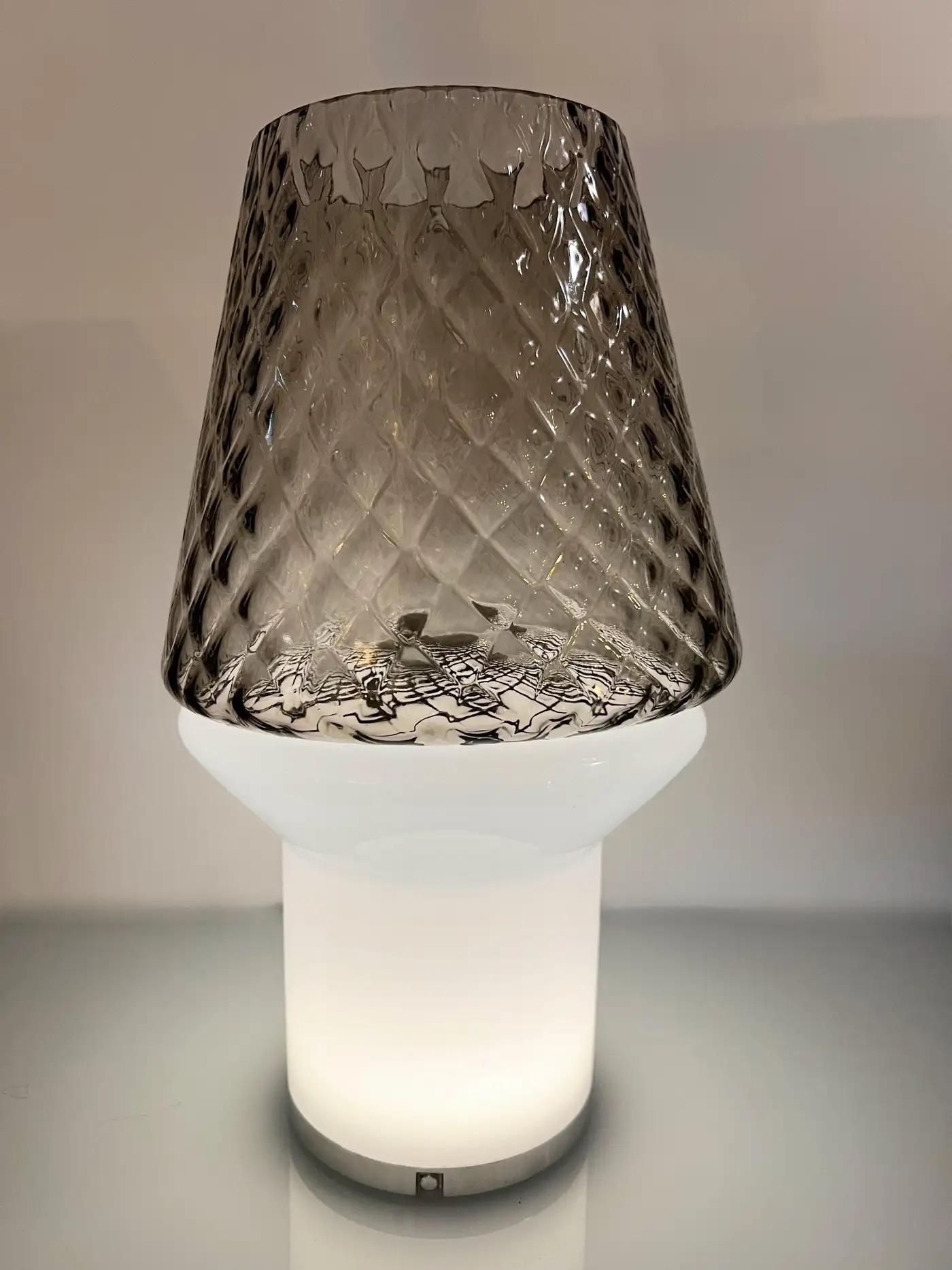 Lampe de bureau/vase de table italienne moderne en verre blanc et gris, à gradation câblée en vente 5