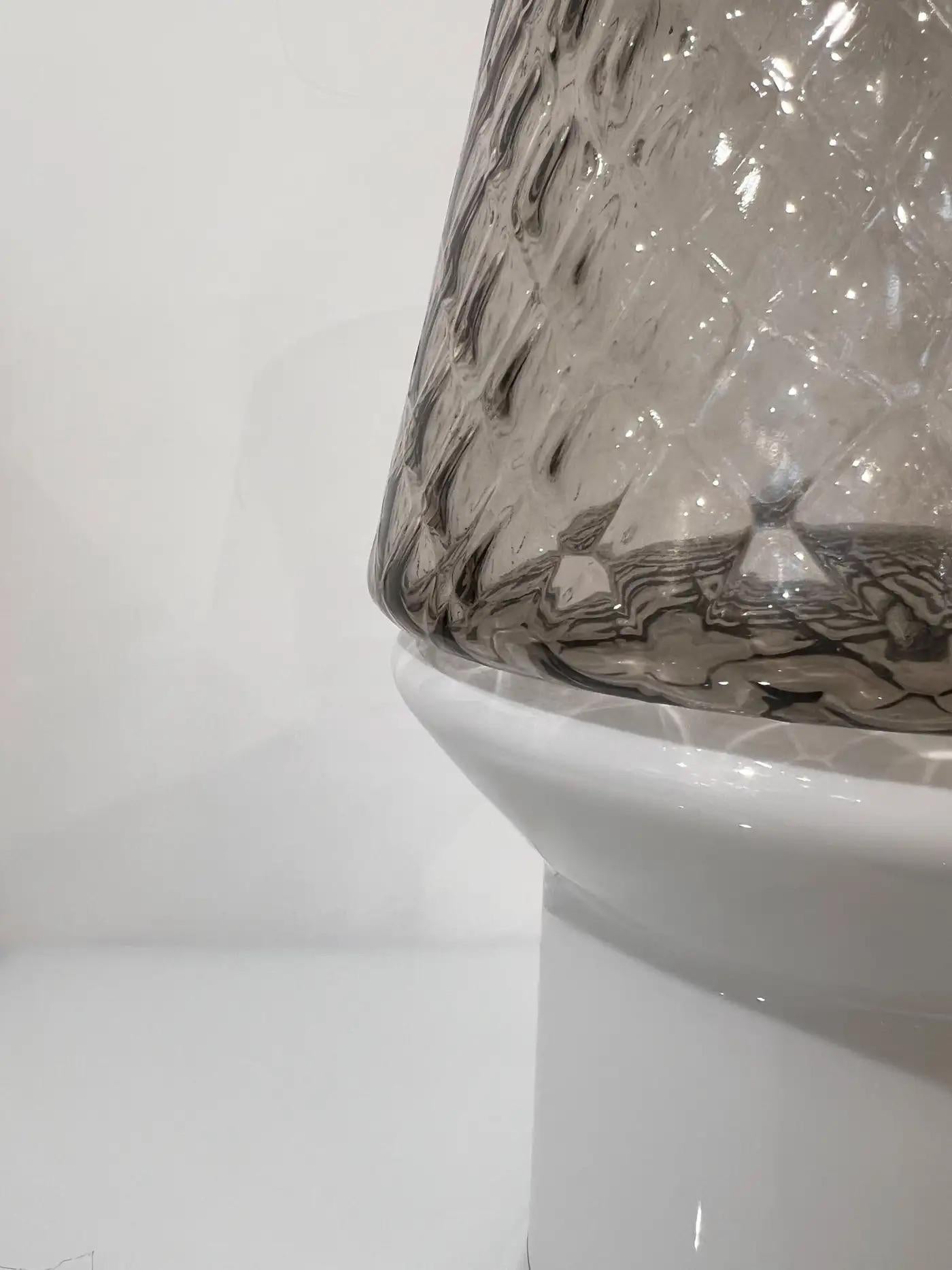 Lampe de bureau/vase de table italienne moderne en verre blanc et gris, à gradation câblée en vente 6