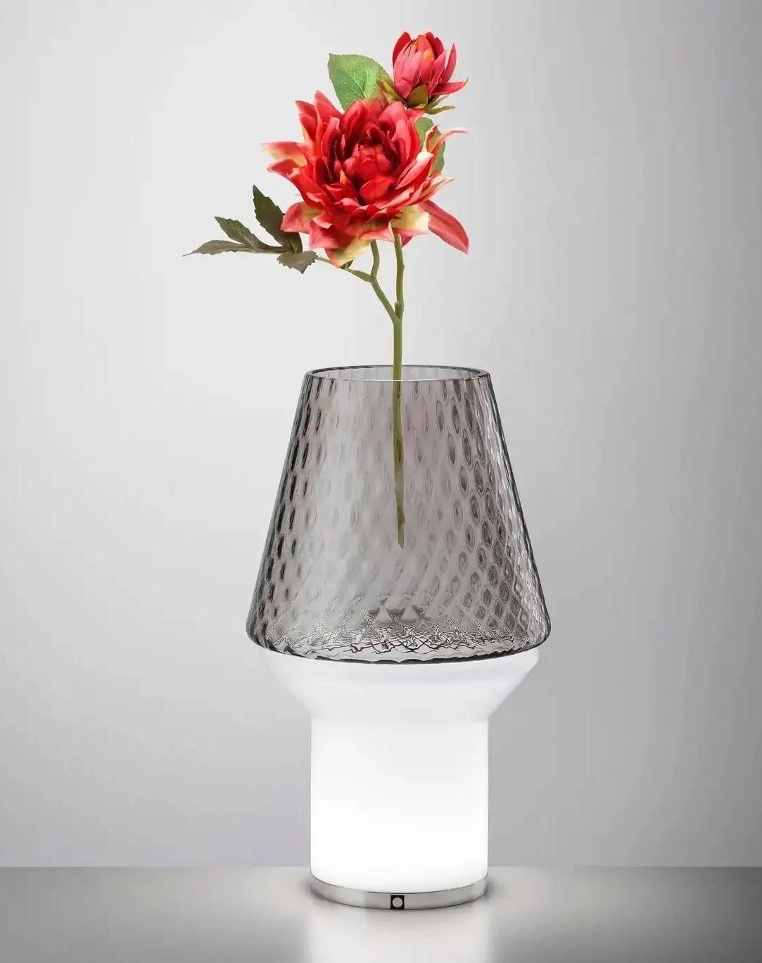 Un produit MULTIFORME exclusif pour Cosulich Interiors & Antiques.
Cet objet répond à une solution innovante de forme et de fonction :  un vase illuminé... une lampe de table... un arbre stylisé sculptural décoratif... et s'appelle à juste titre