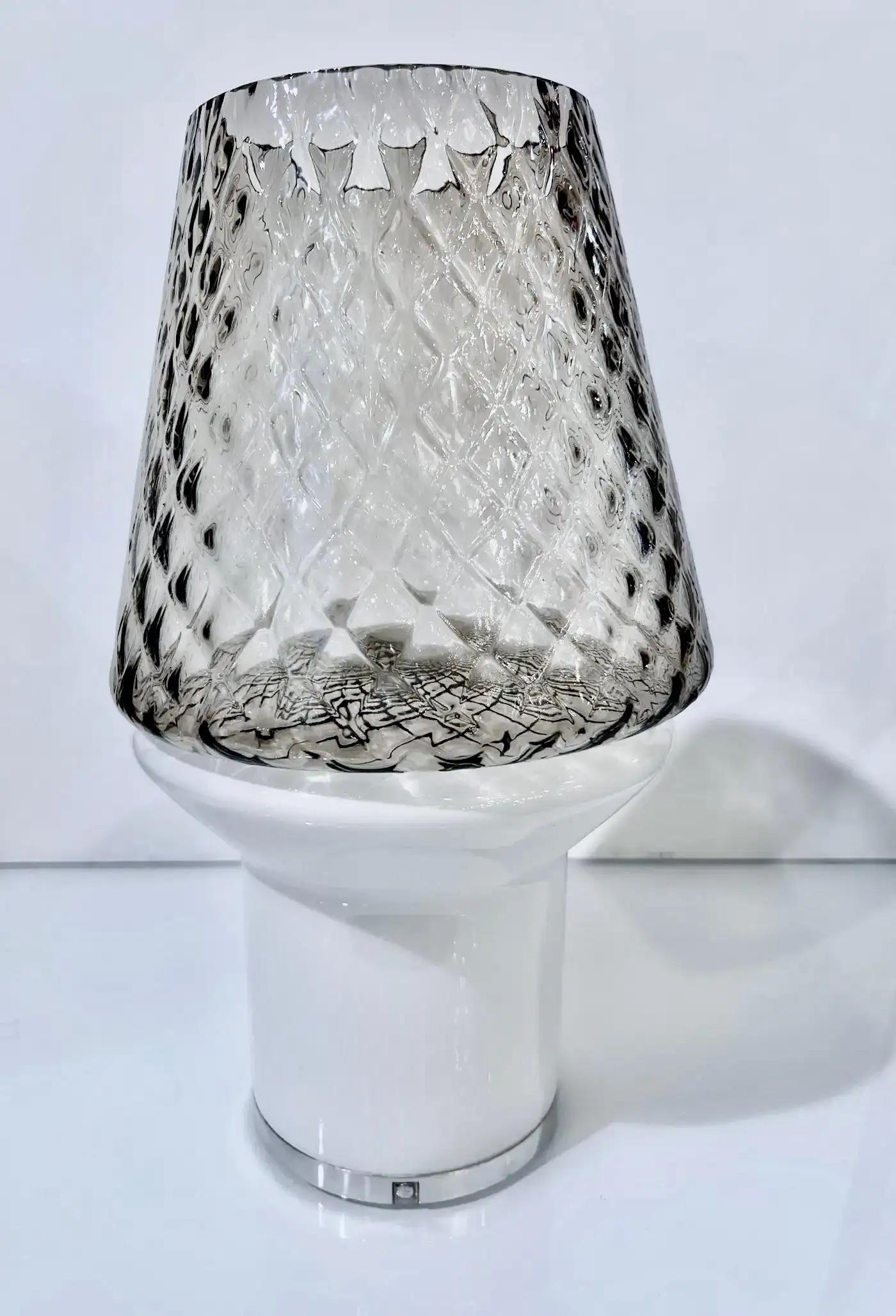 Organique Lampe de bureau/vase de table italienne moderne en verre blanc et gris, à gradation câblée en vente