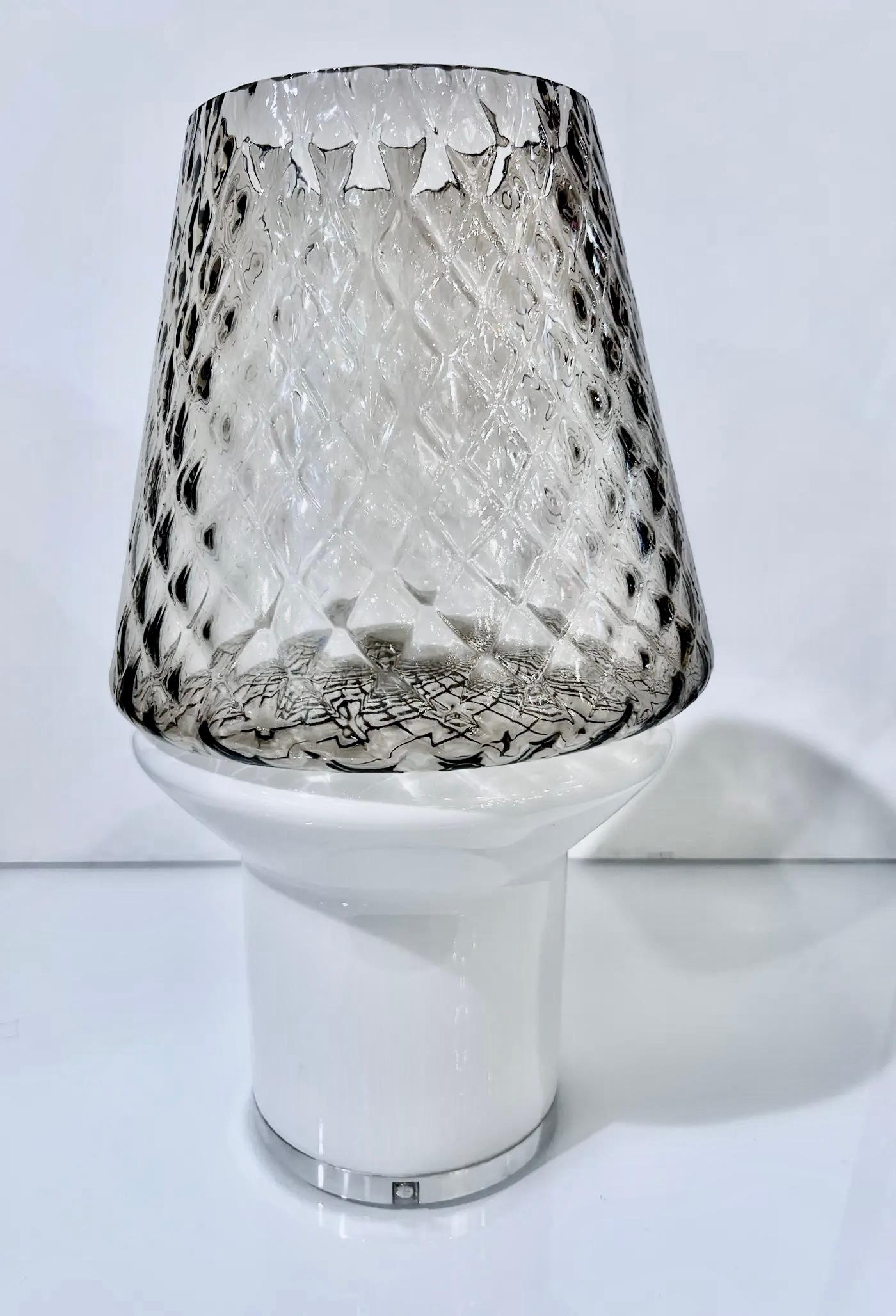 Organique Lampe de bureau/vase de table italienne moderne en verre blanc et gris, à gradation câblée en vente
