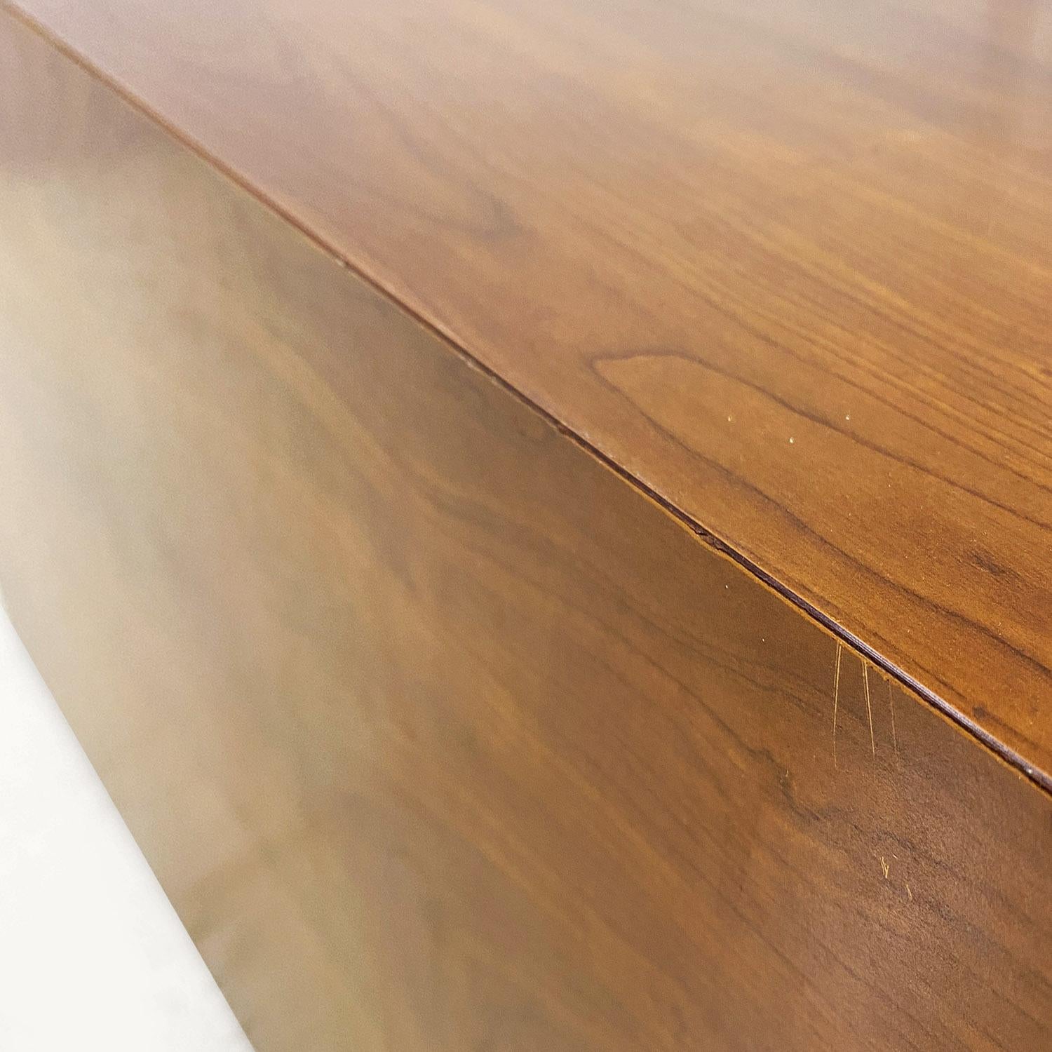 Pedestal o mesa expositora o de café italiana moderna de madera y laminado, años 70 en venta 3