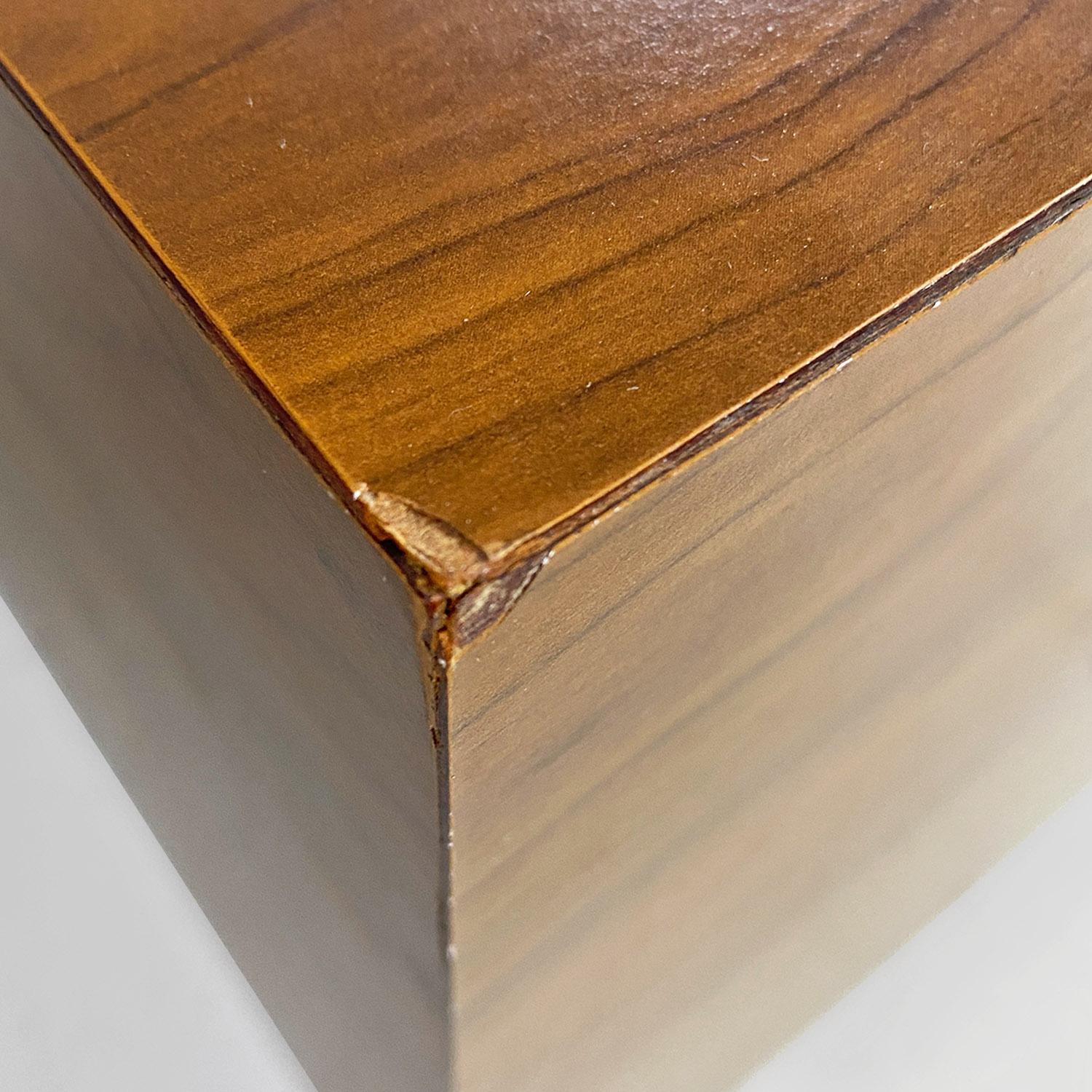 Pedestal o mesa expositora o de café italiana moderna de madera y laminado, años 70 en venta 7