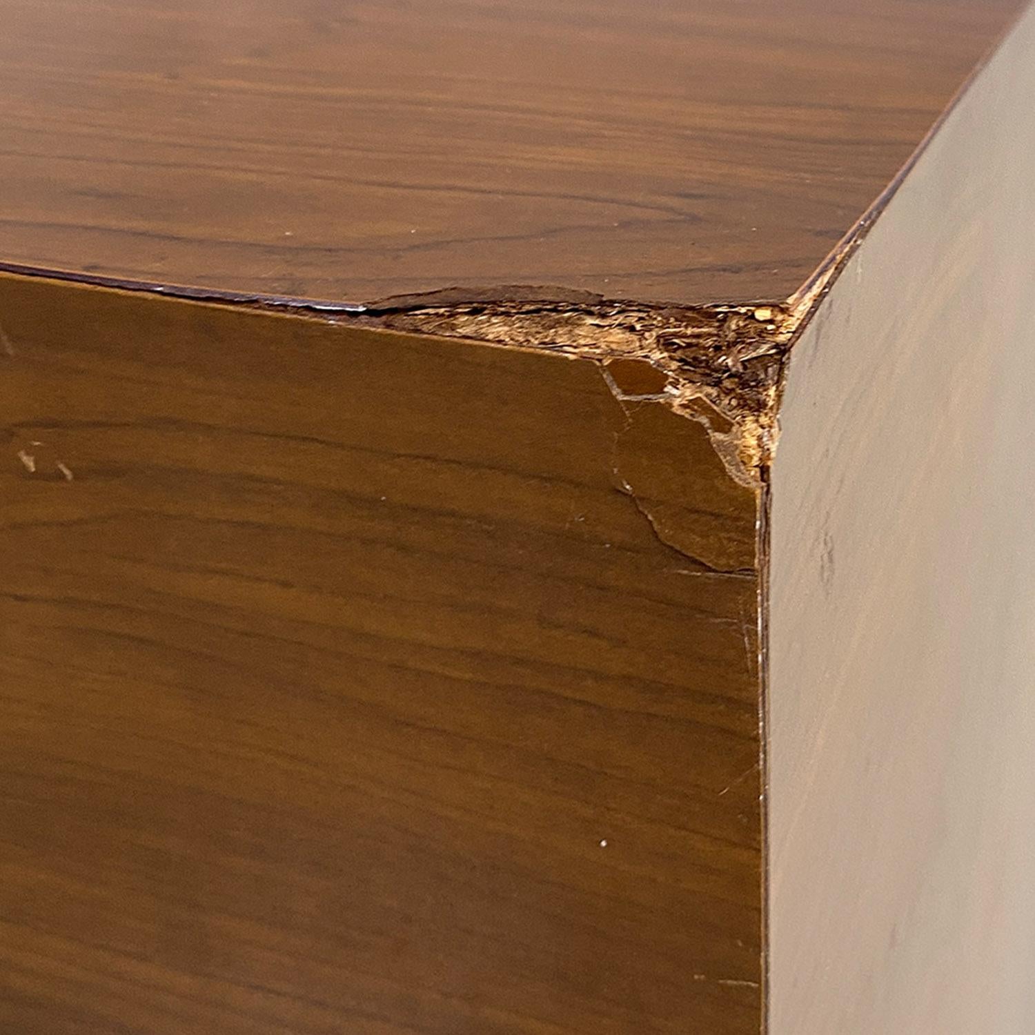 Pedestal o mesa expositora o de café italiana moderna de madera y laminado, años 70 en venta 8