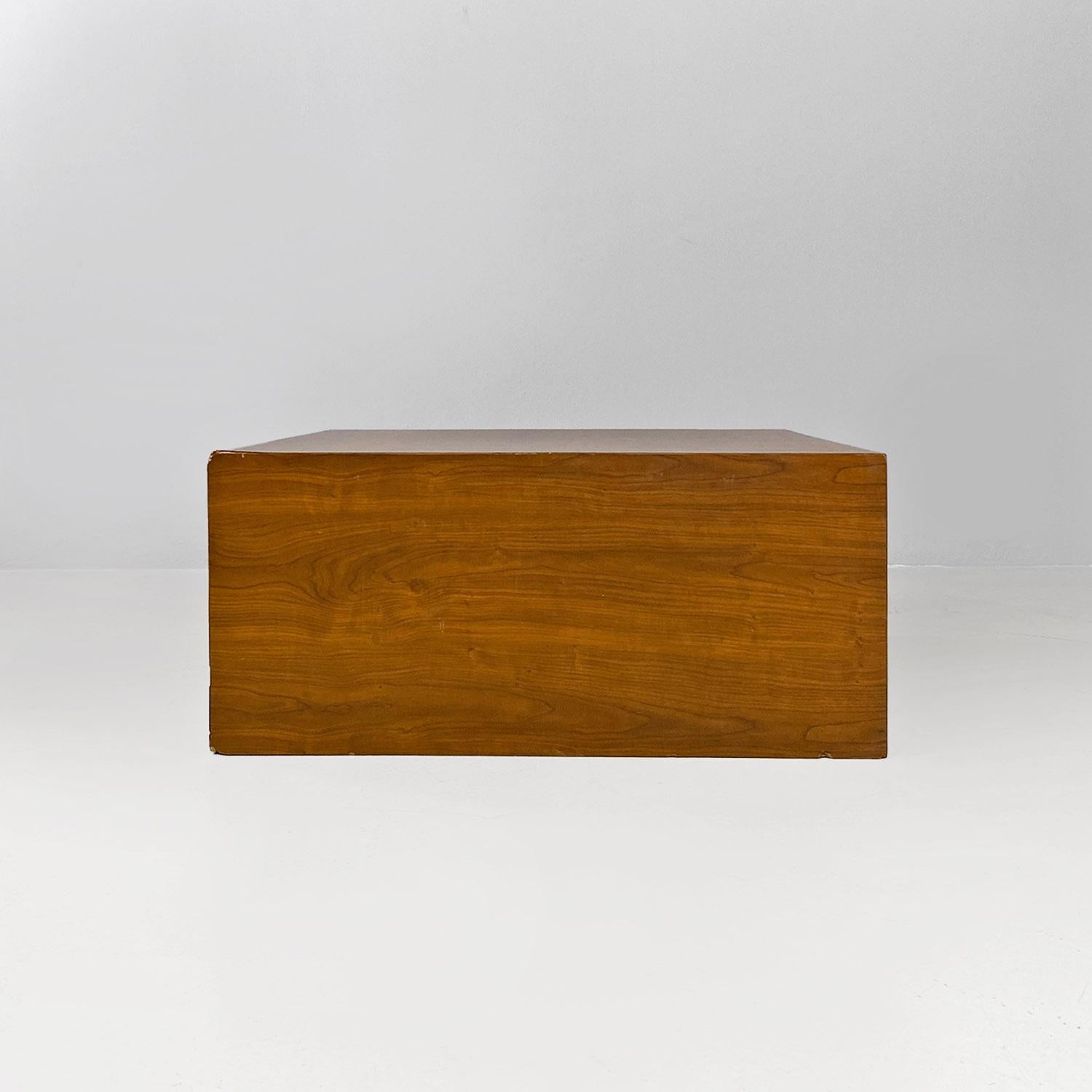 Pedestal o mesa expositora o de café italiana moderna de madera y laminado, años 70 en Bueno estado para la venta en MIlano, IT