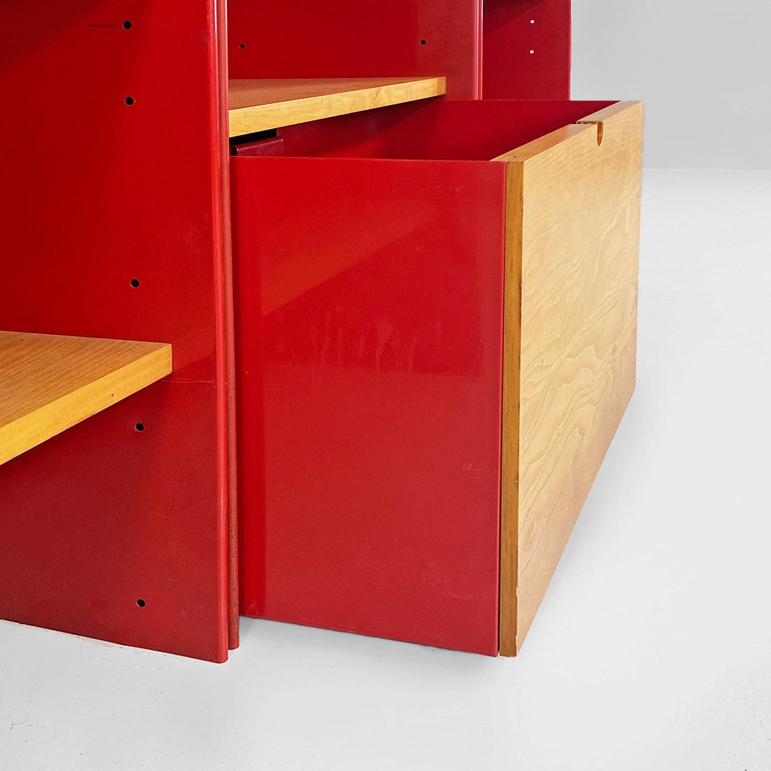 Librería autoportante italiana moderna de madera y metal rojo de Arflex, años 70 en venta 4