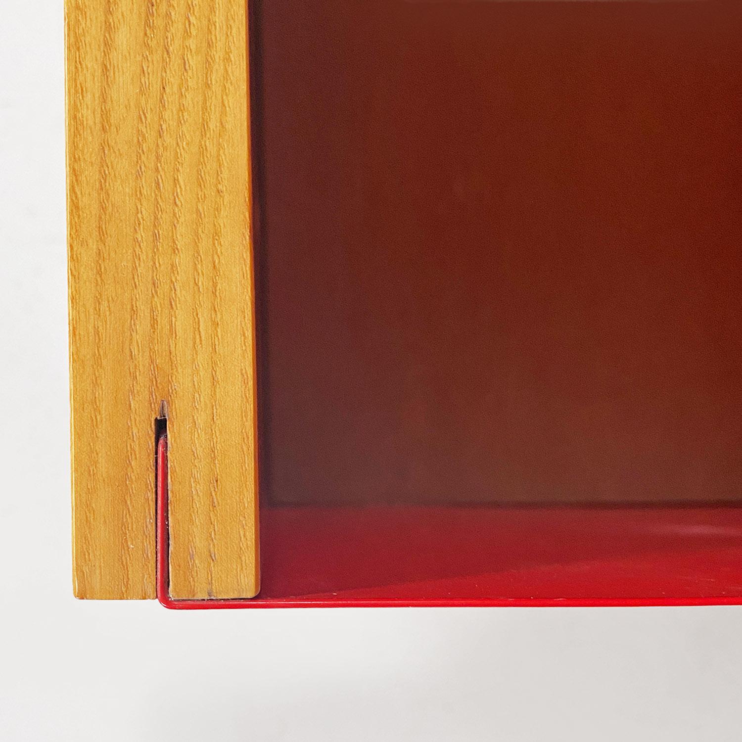 Librería autoportante italiana moderna de madera y metal rojo de Arflex, años 70 en venta 5
