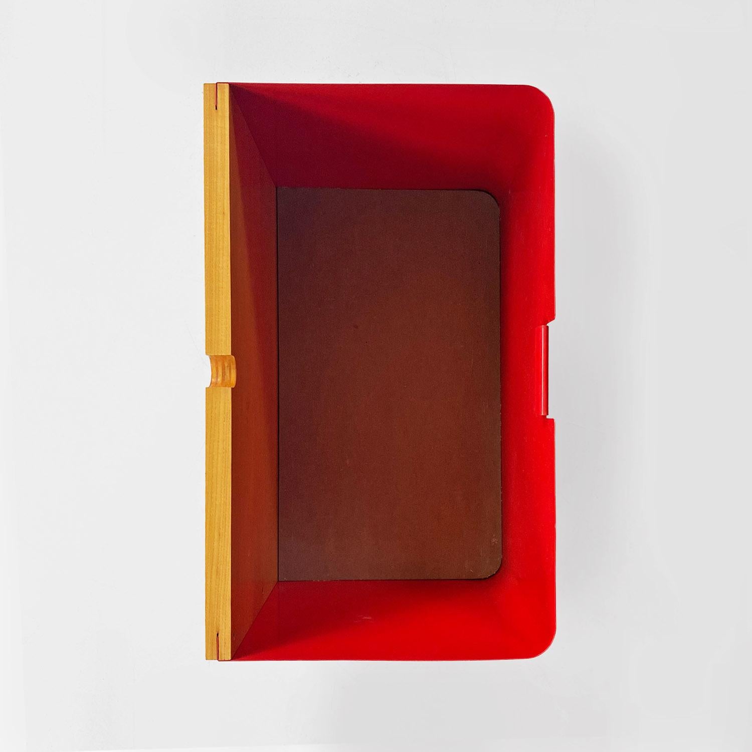 Librería autoportante italiana moderna de madera y metal rojo de Arflex, años 70 en venta 6