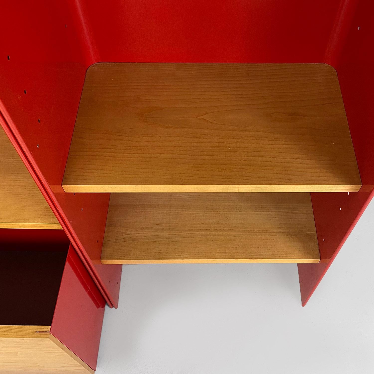 Librería autoportante italiana moderna de madera y metal rojo de Arflex, años 70 en venta 7